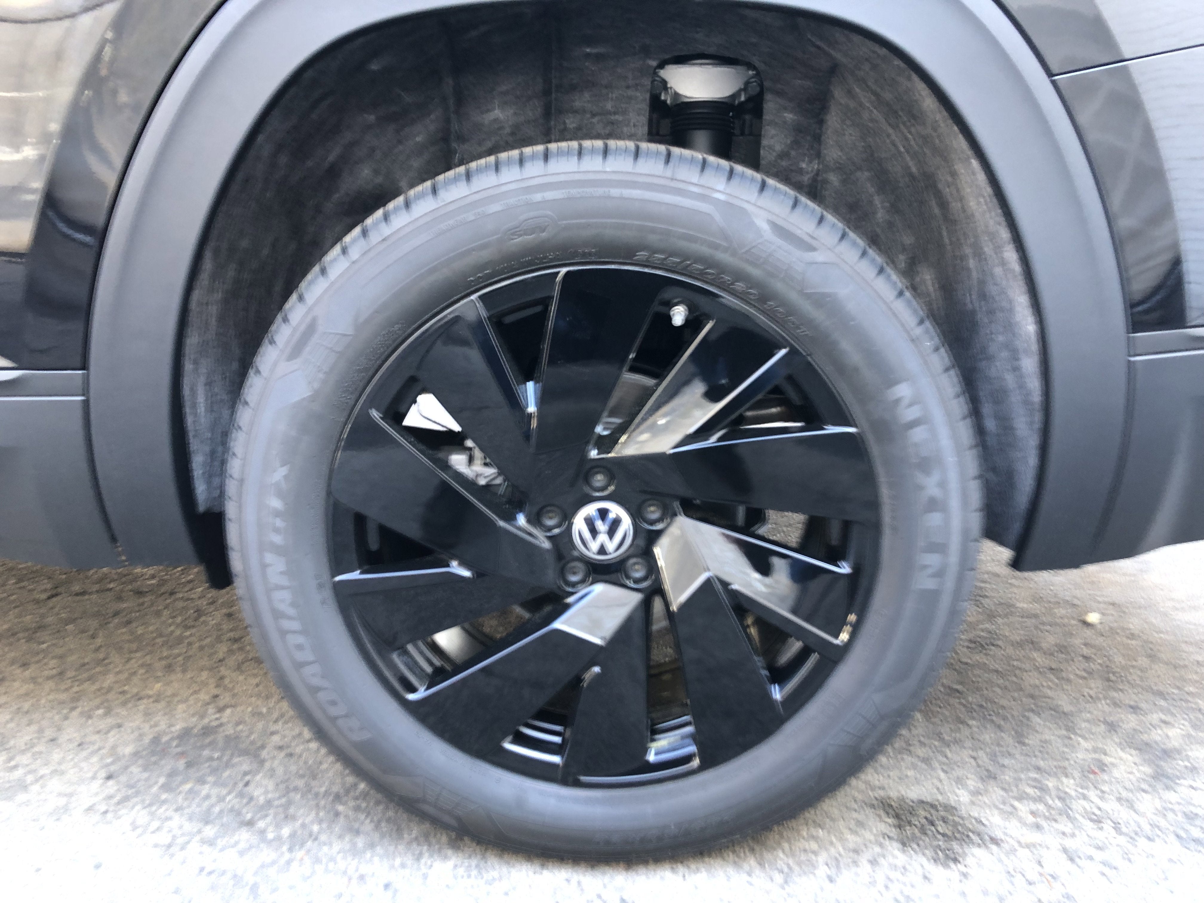 2026 Volkswagen Atlas 2.0T SE w/Technology w/black wheel package
