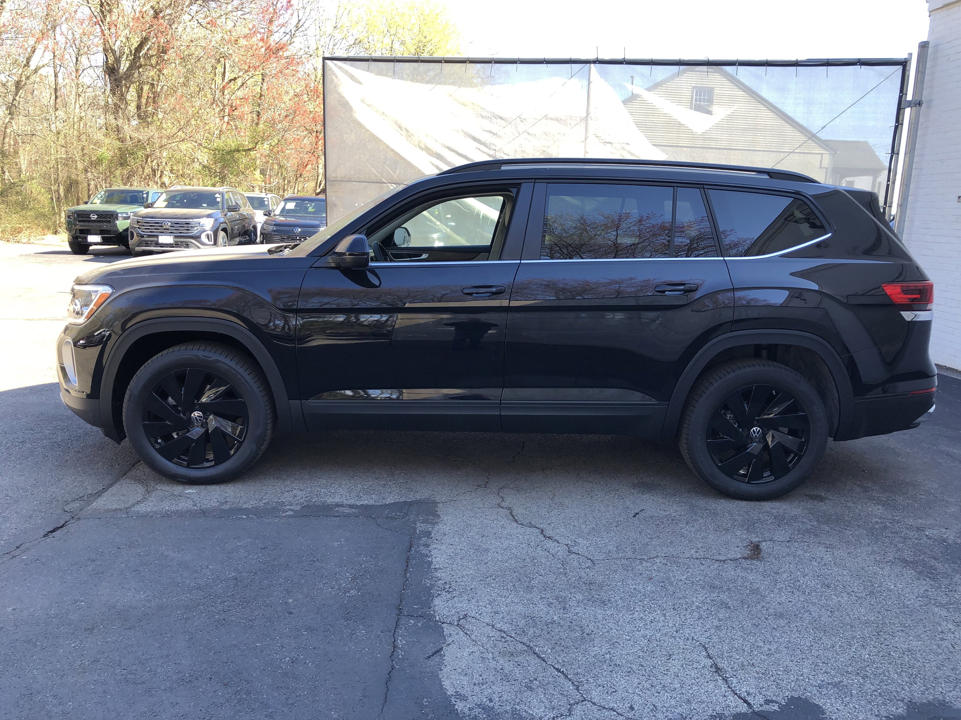 2026 Volkswagen Atlas 2.0T SE w/Technology w/black wheel package