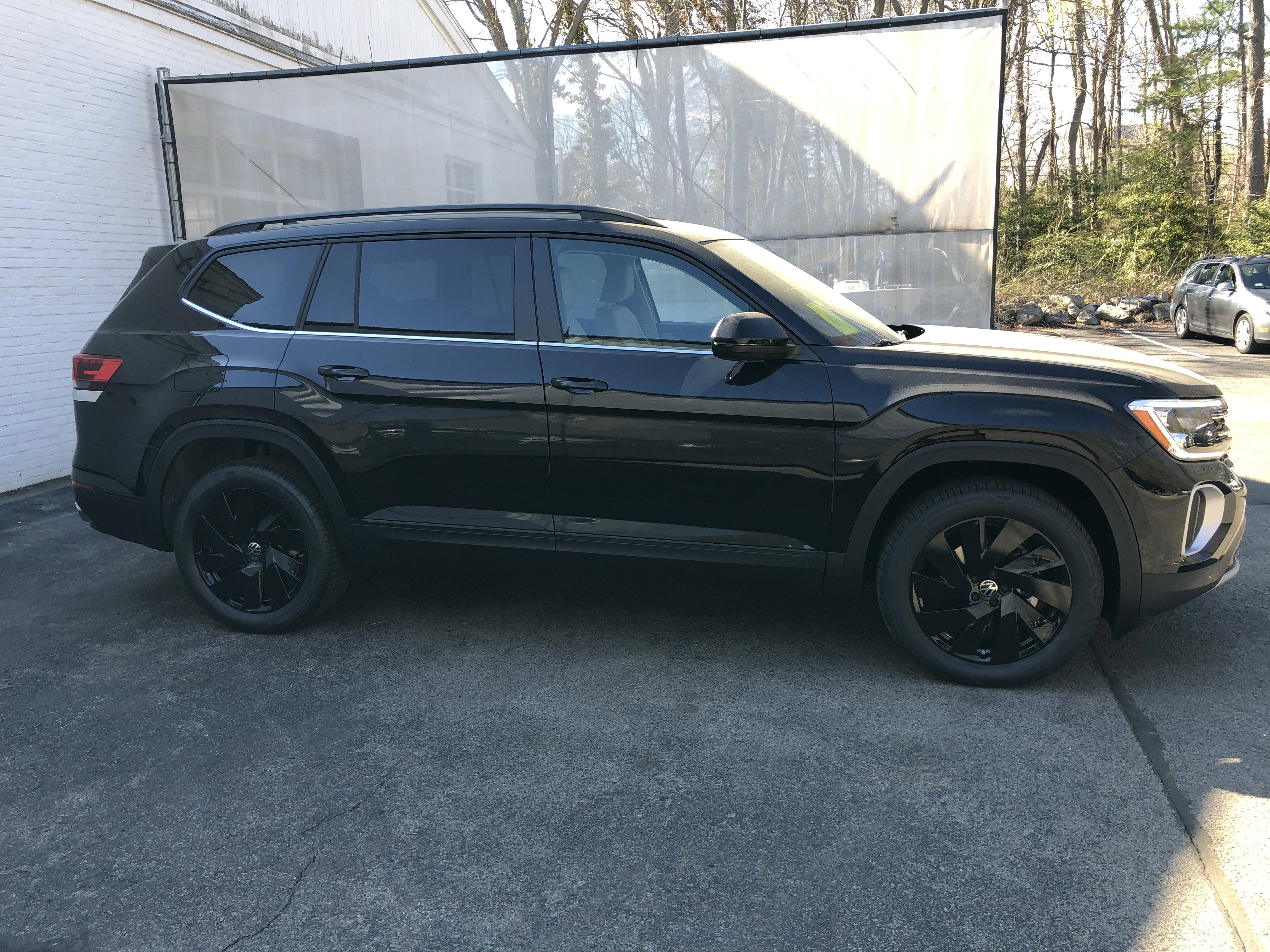 2026 Volkswagen Atlas 2.0T SE w/Technology w/black wheel package