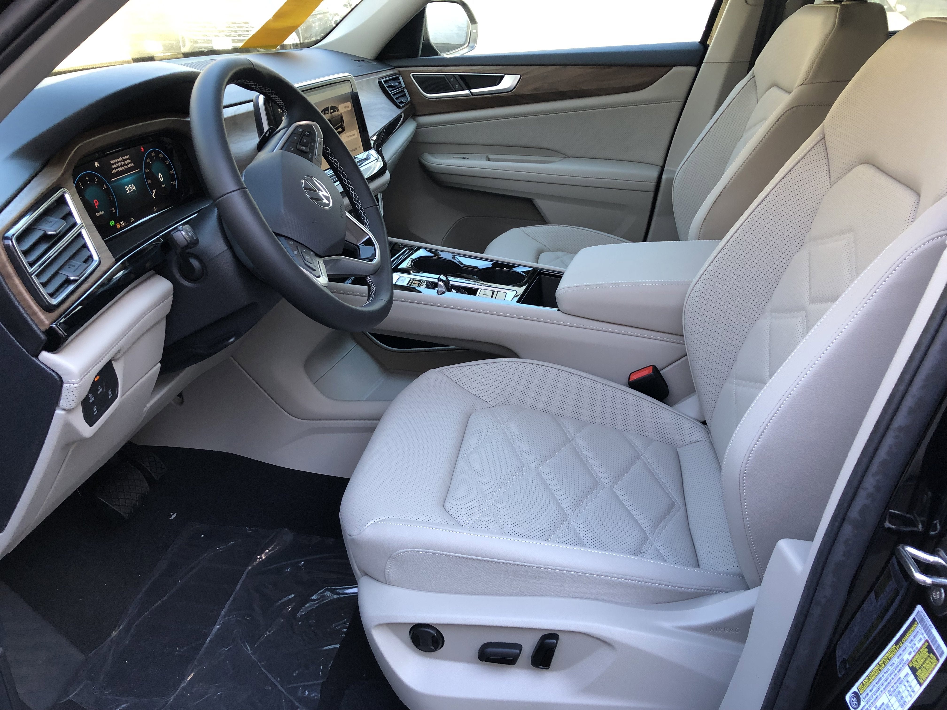 2026 Volkswagen Atlas 2.0T SE w/Technology w/black wheel package