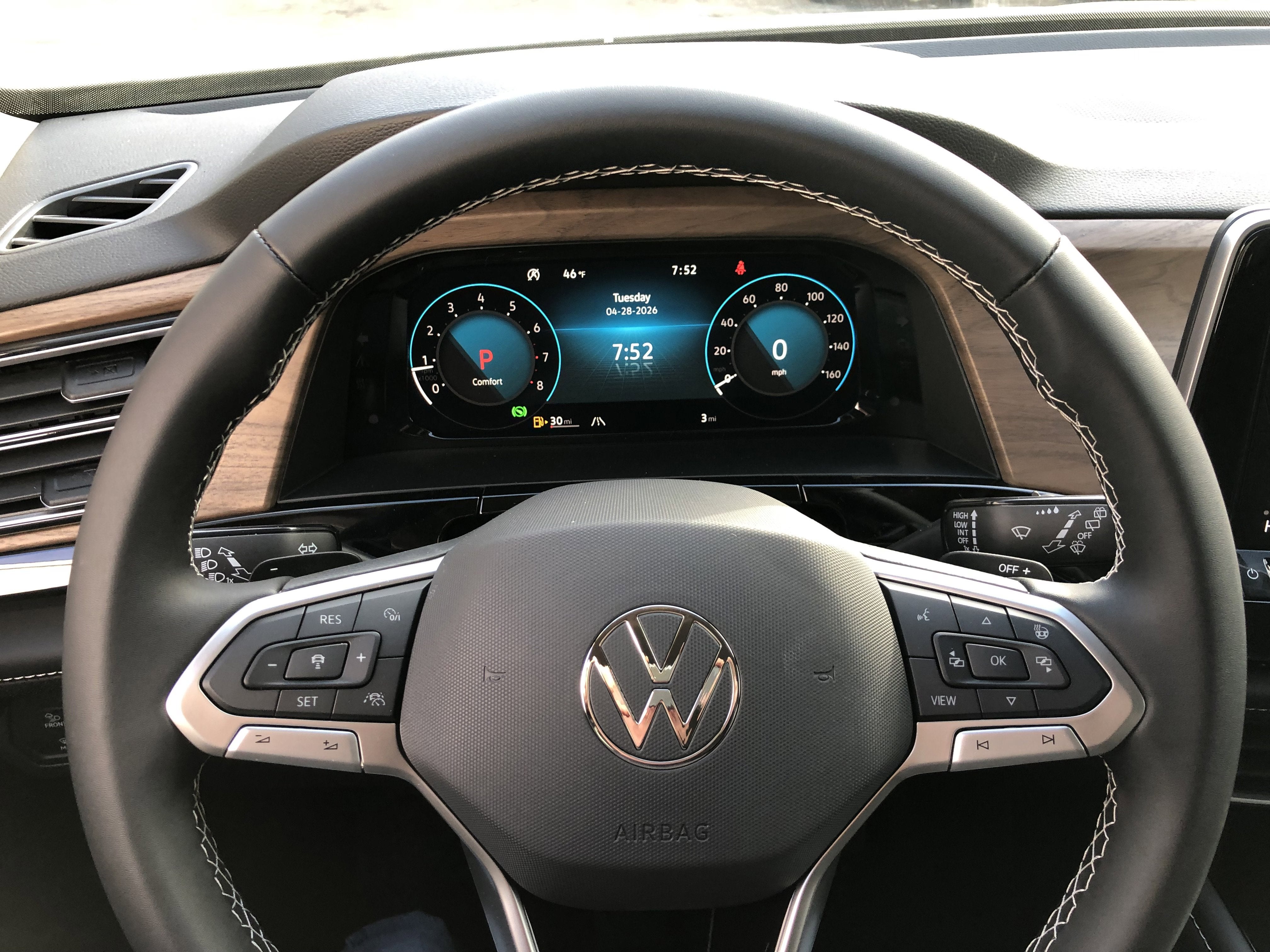 2026 Volkswagen Atlas 2.0T SE w/Technology w/black wheel package