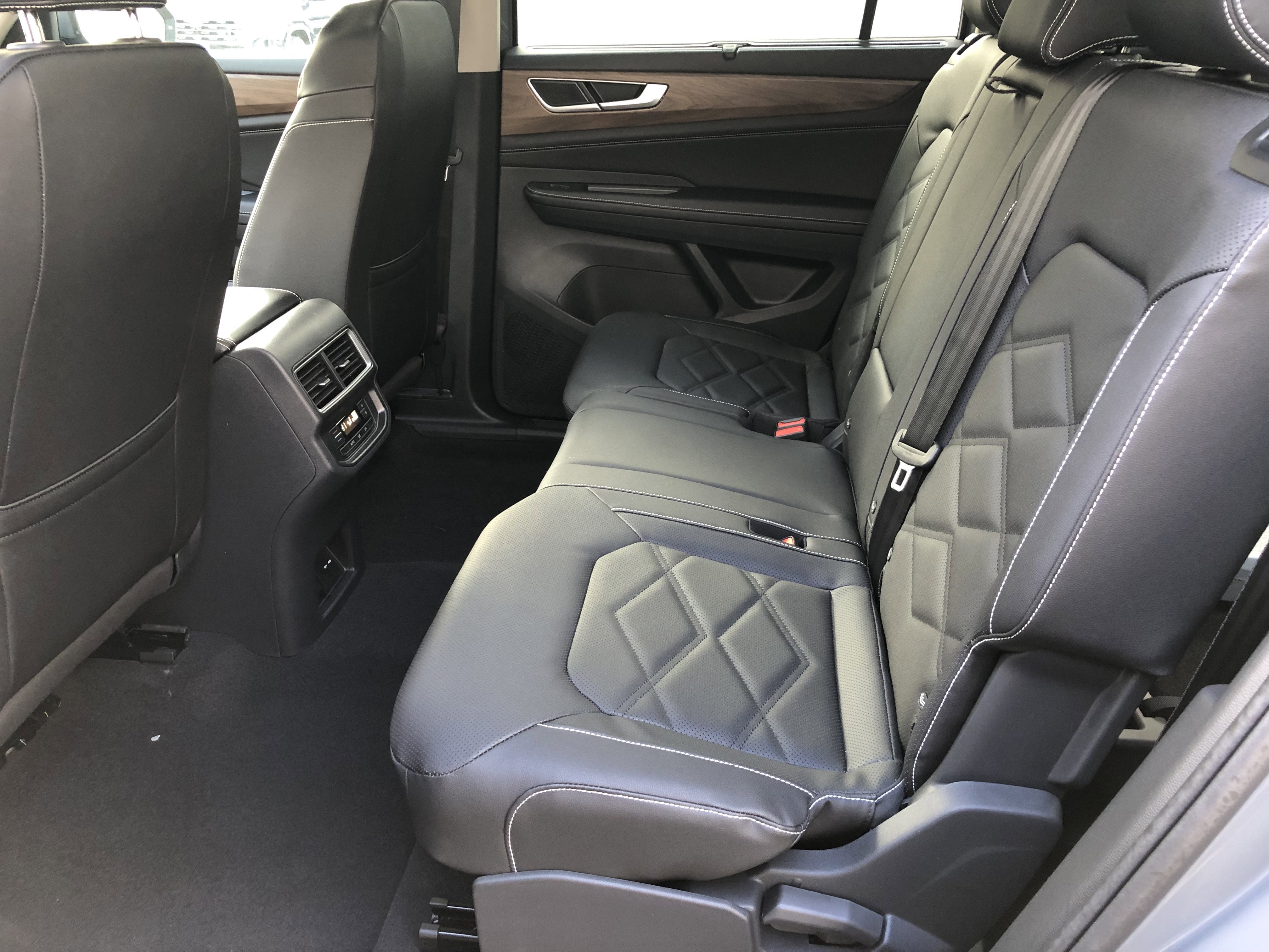 2026 Volkswagen Atlas 2.0T SE w/Technology w/black wheel package