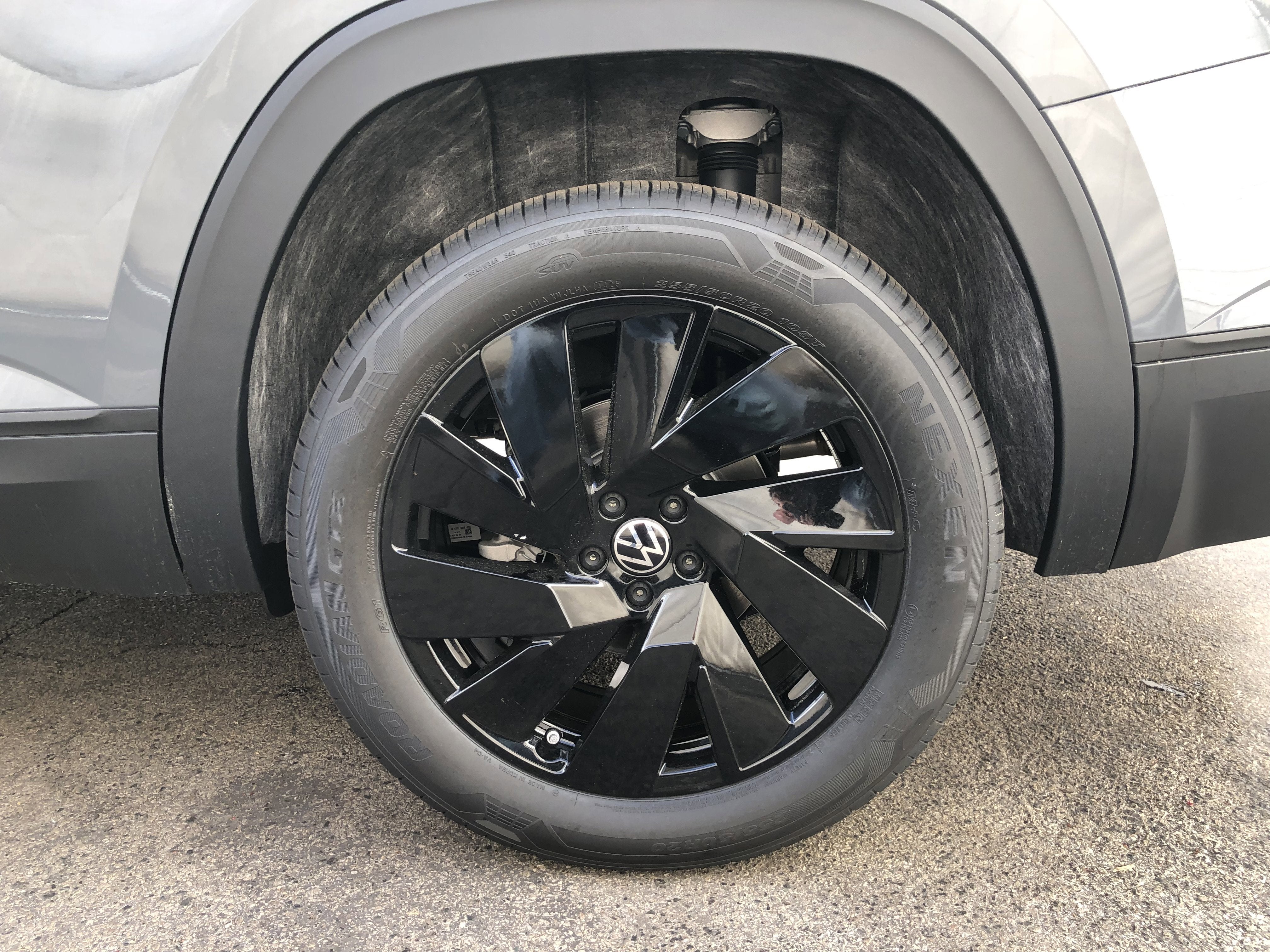 2026 Volkswagen Atlas 2.0T SE w/Technology w/black wheel package