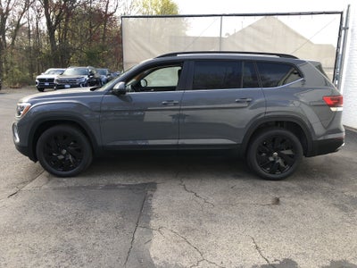 2026 Volkswagen Atlas 2.0T SE w/Technology w/black wheel package