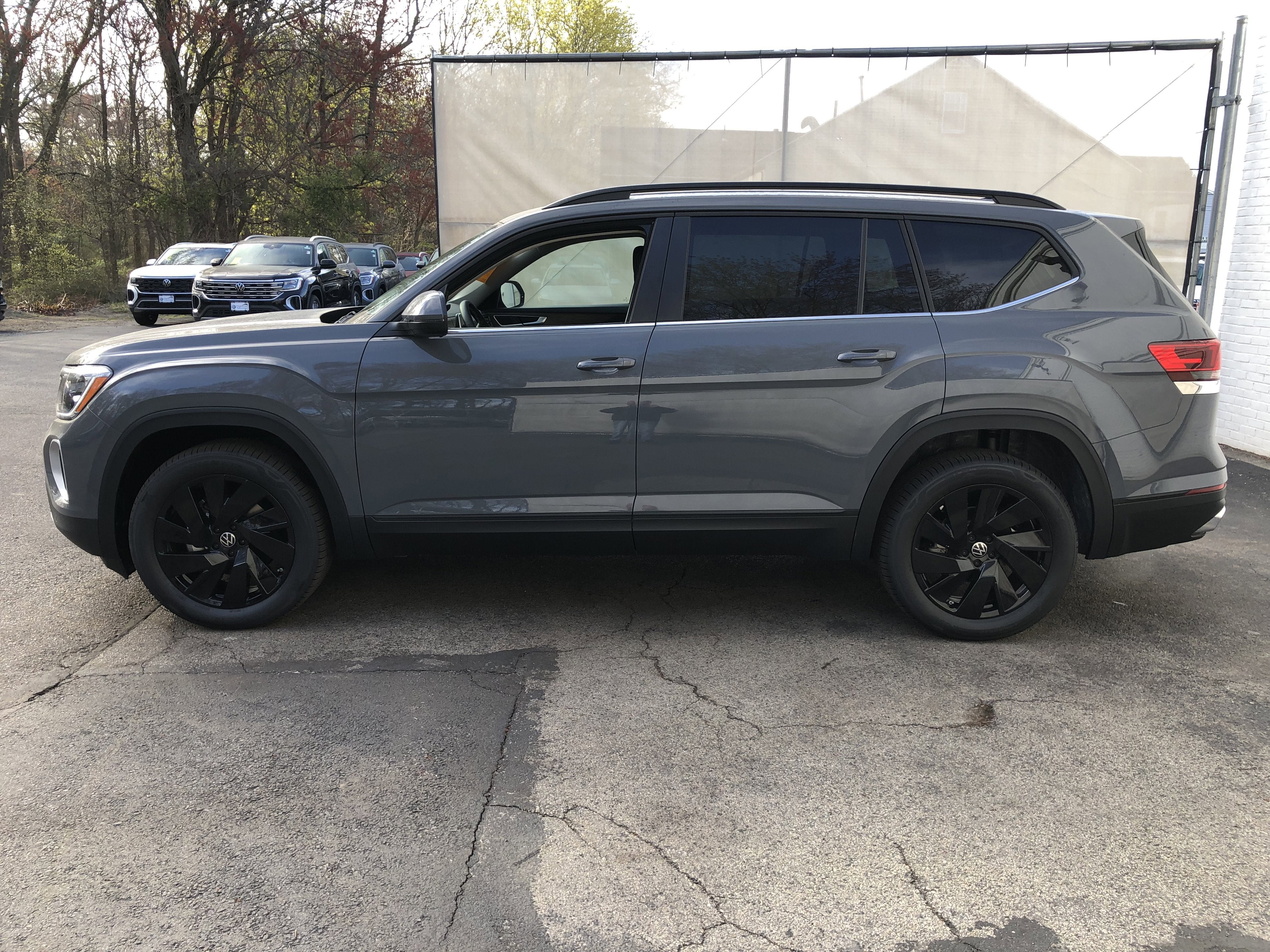 2026 Volkswagen Atlas 2.0T SE w/Technology w/black wheel package