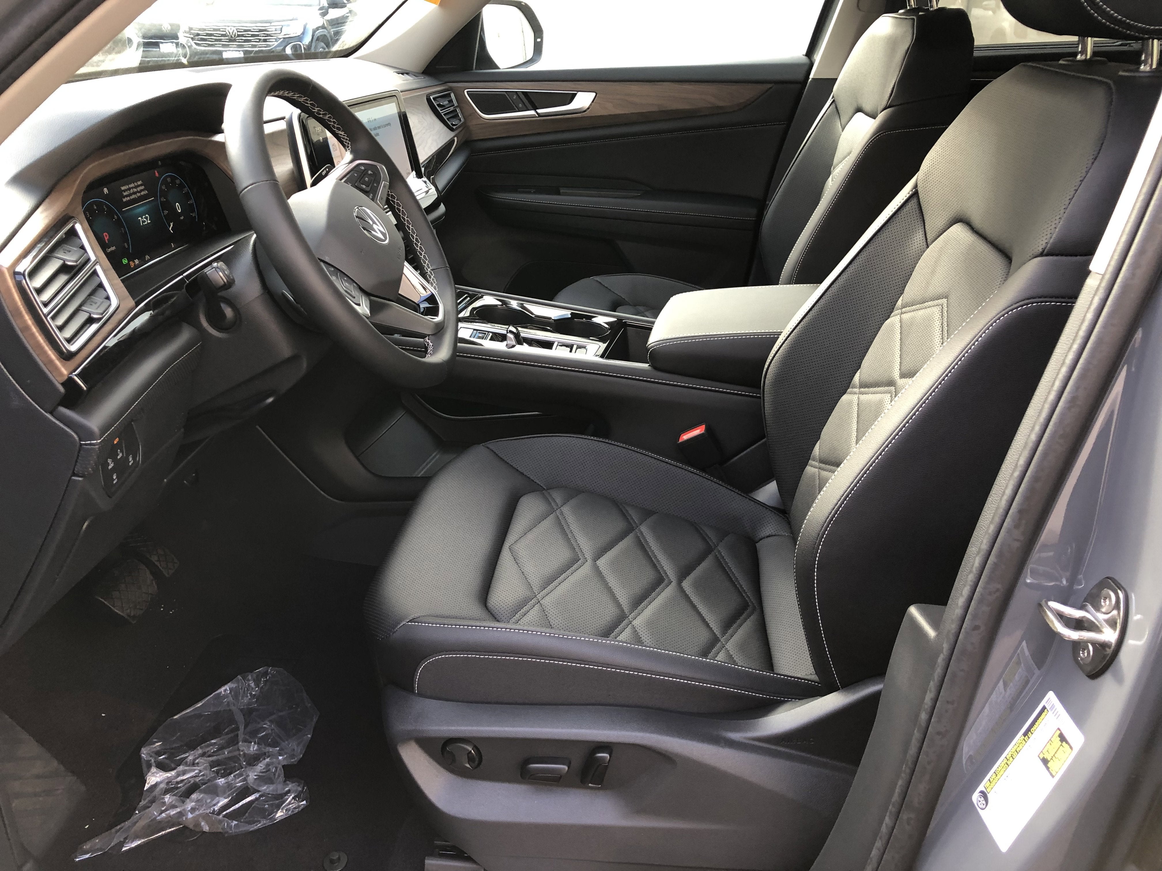 2026 Volkswagen Atlas 2.0T SE w/Technology w/black wheel package