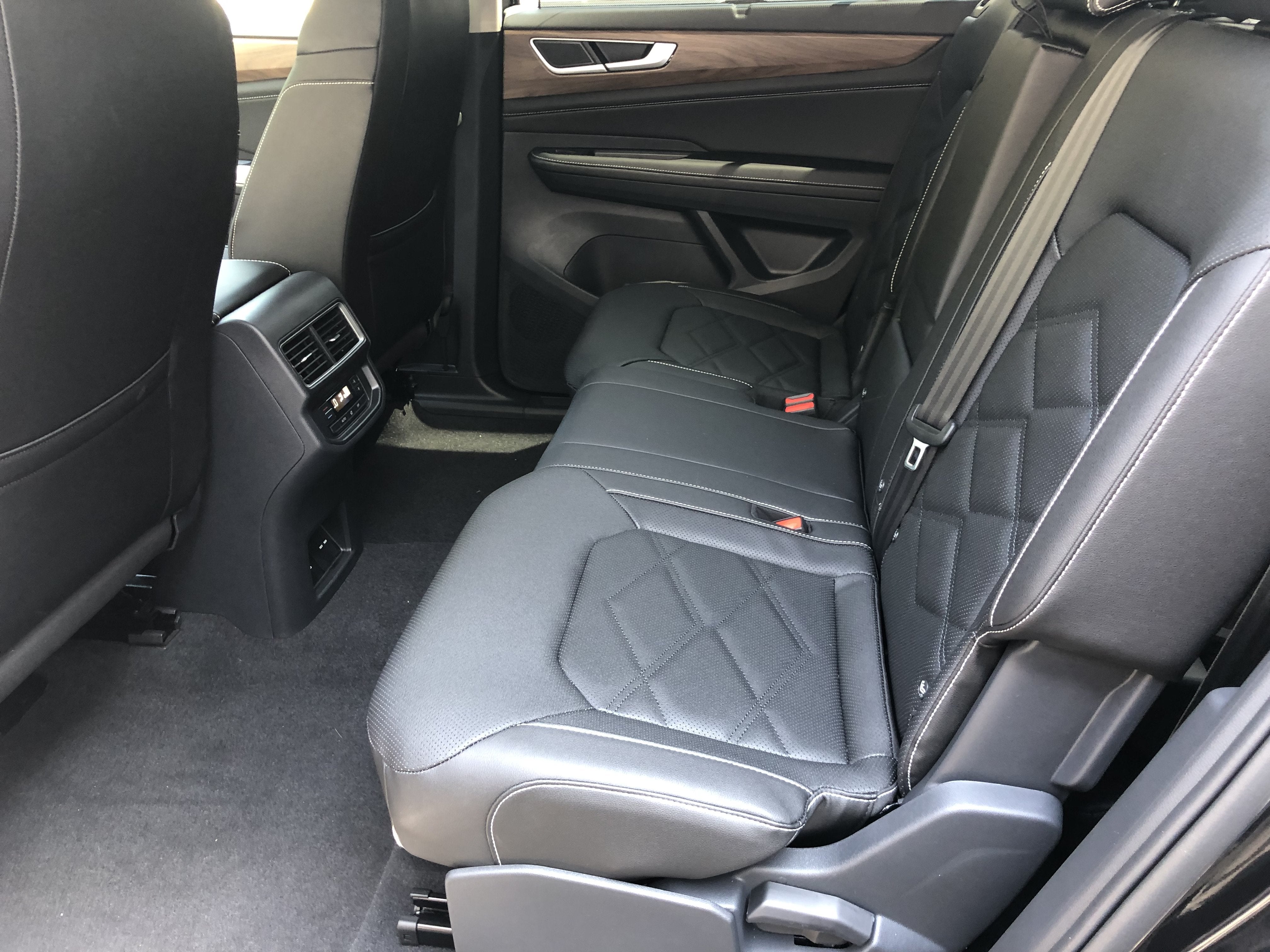 2026 Volkswagen Atlas 2.0T SE w/Technology w/black wheel package