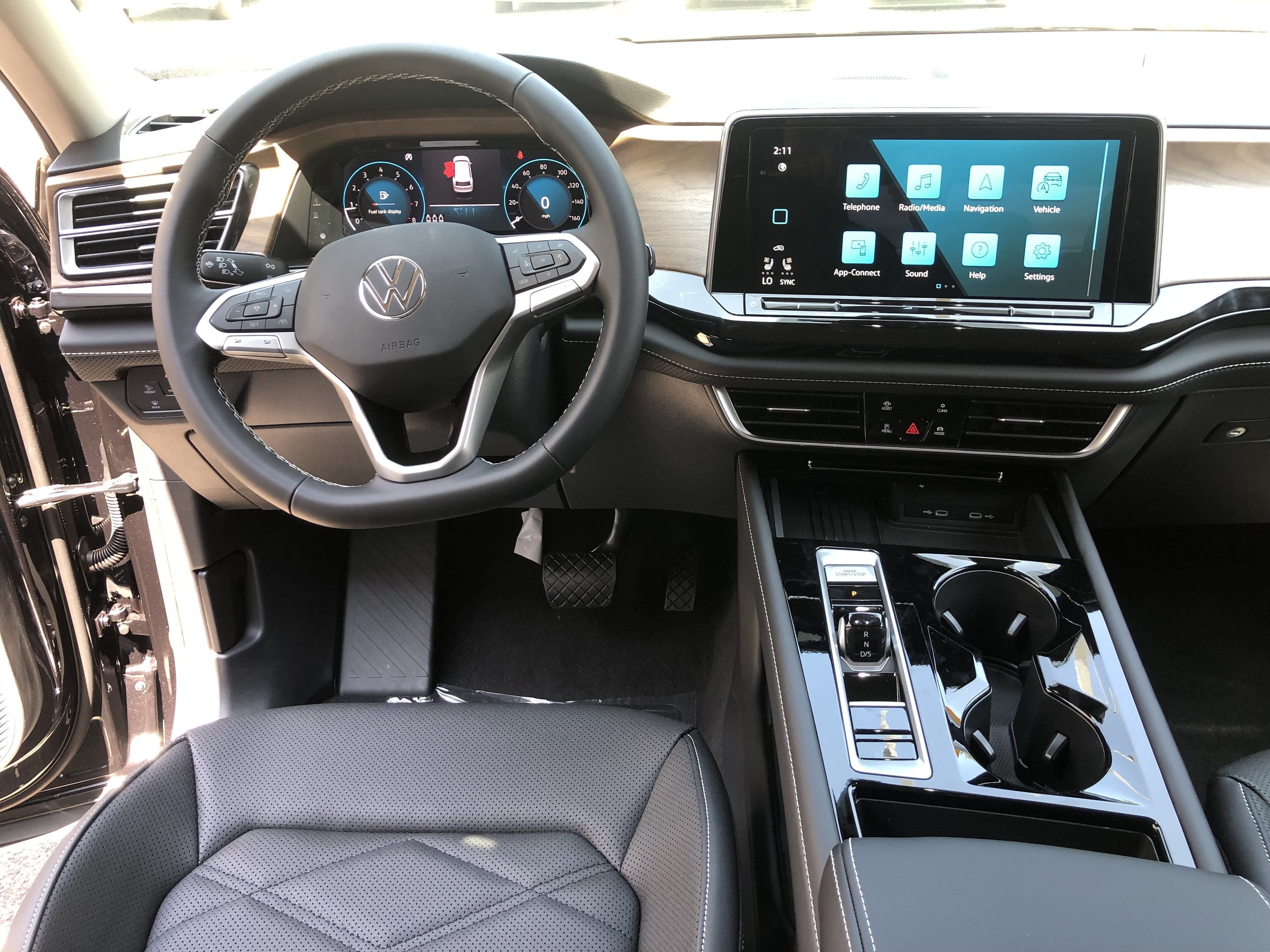 2026 Volkswagen Atlas 2.0T SE w/Technology w/black wheel package