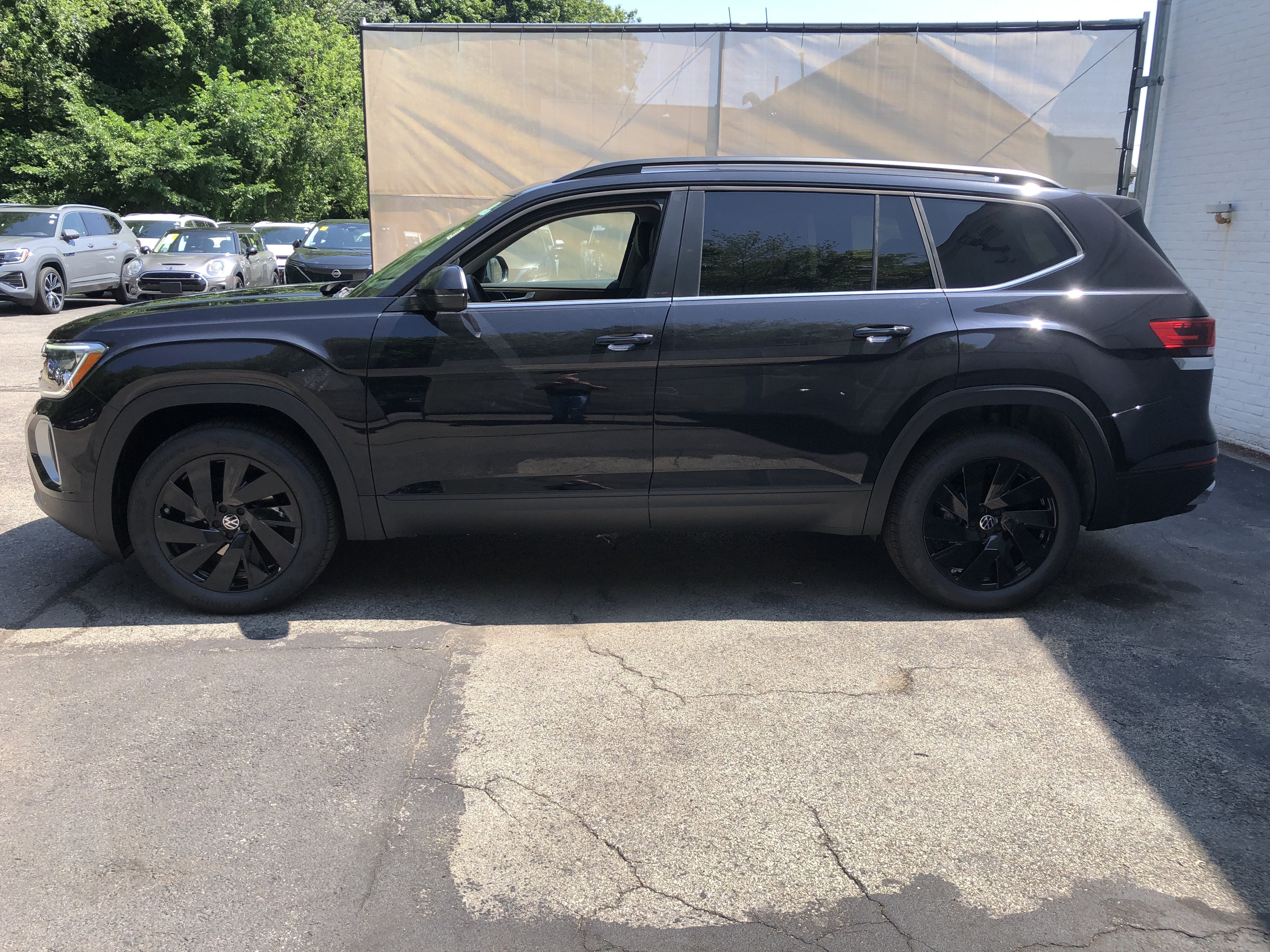 2026 Volkswagen Atlas 2.0T SE w/Technology w/black wheel package