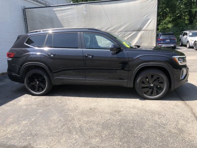2026 Volkswagen Atlas 2.0T SE w/Technology w/black wheel package