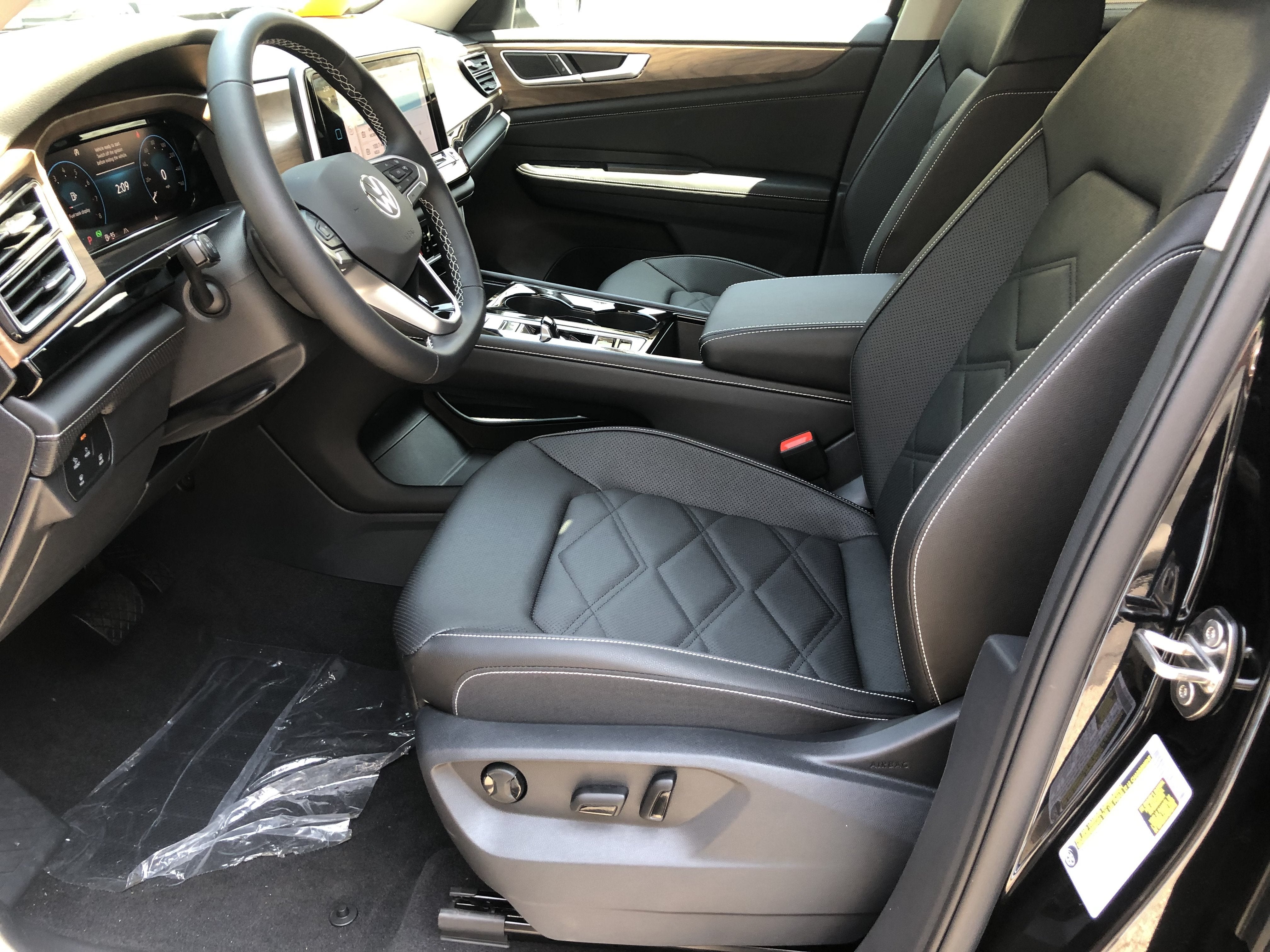 2026 Volkswagen Atlas 2.0T SE w/Technology w/black wheel package