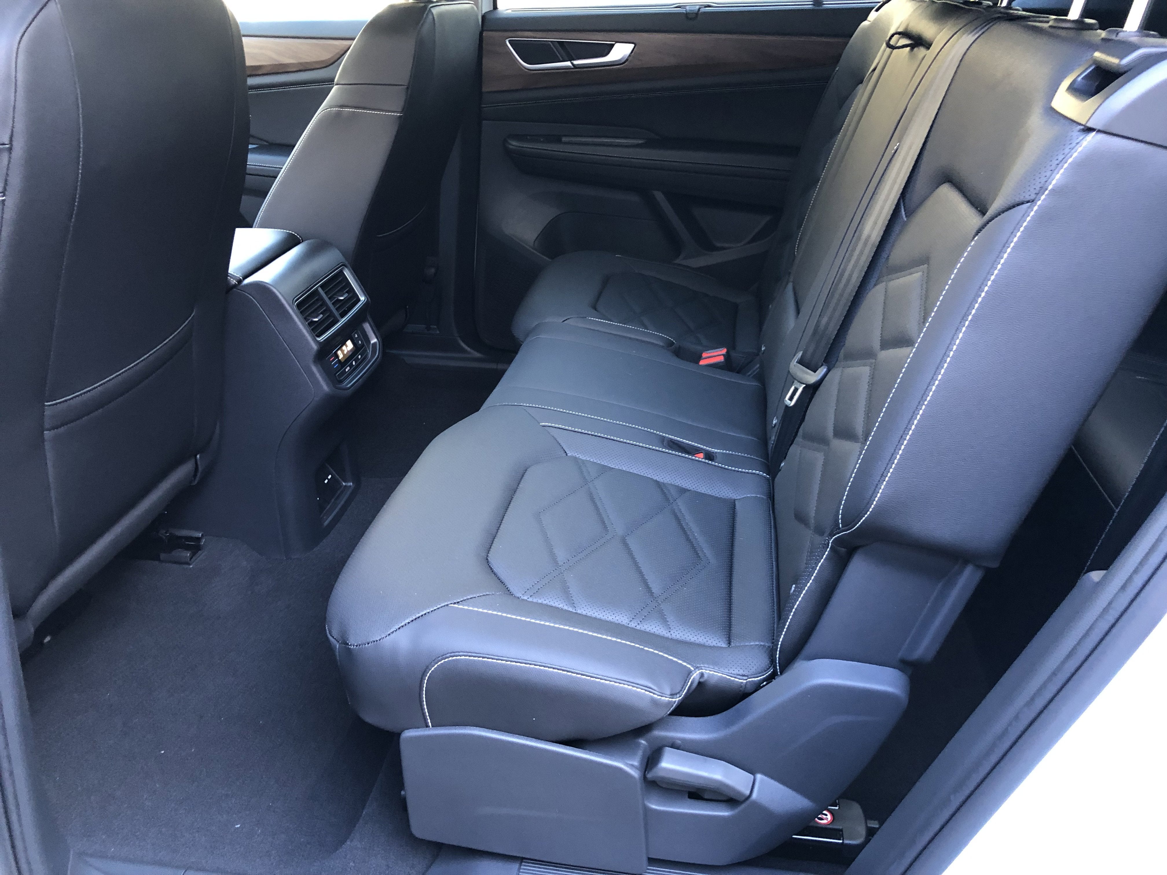 2026 Volkswagen Atlas 2.0T SE w/Technology w/black wheel package