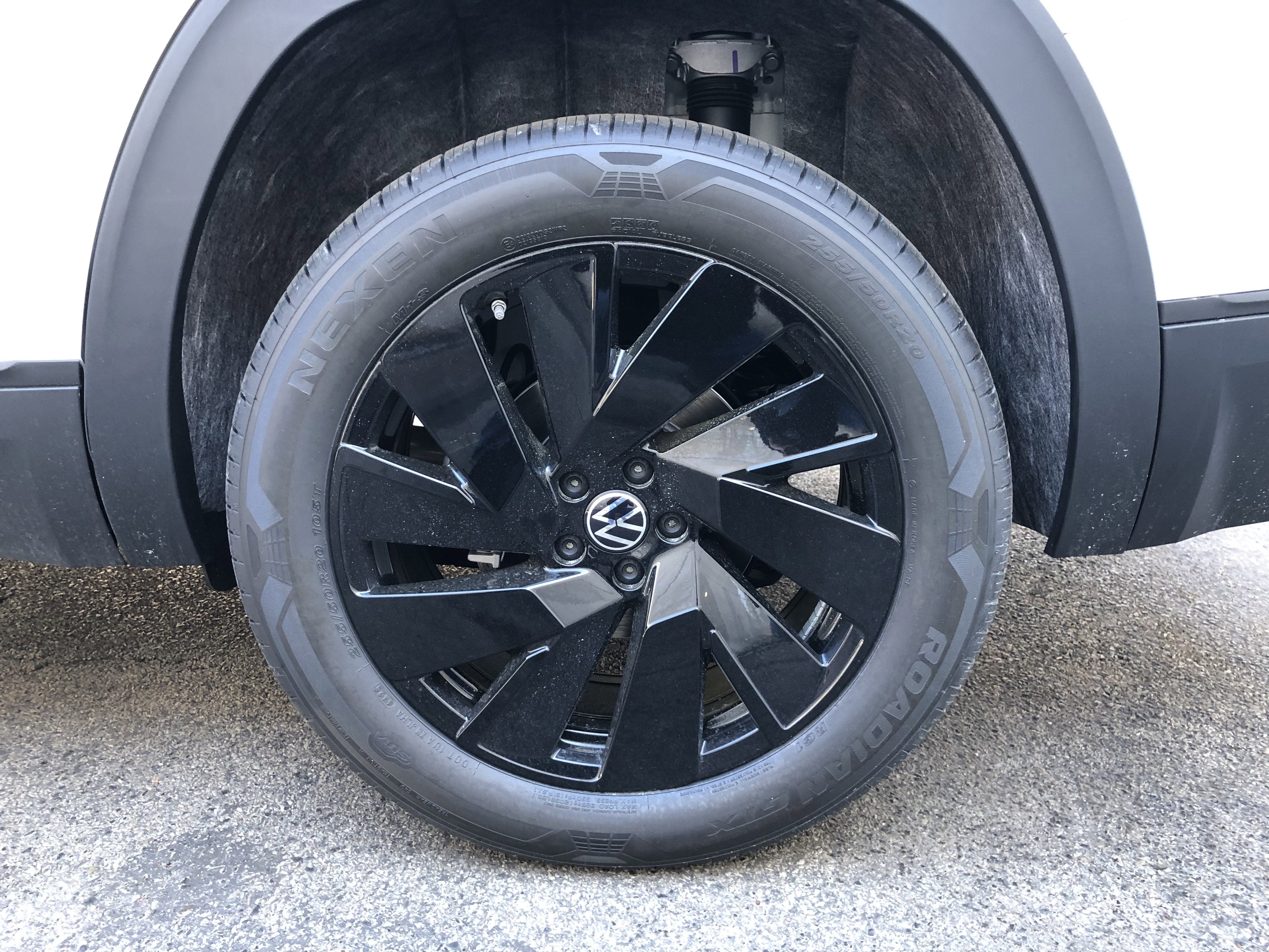 2026 Volkswagen Atlas 2.0T SE w/Technology w/black wheel package