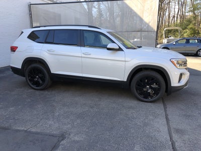2026 Volkswagen Atlas 2.0T SE w/Technology w/black wheel package