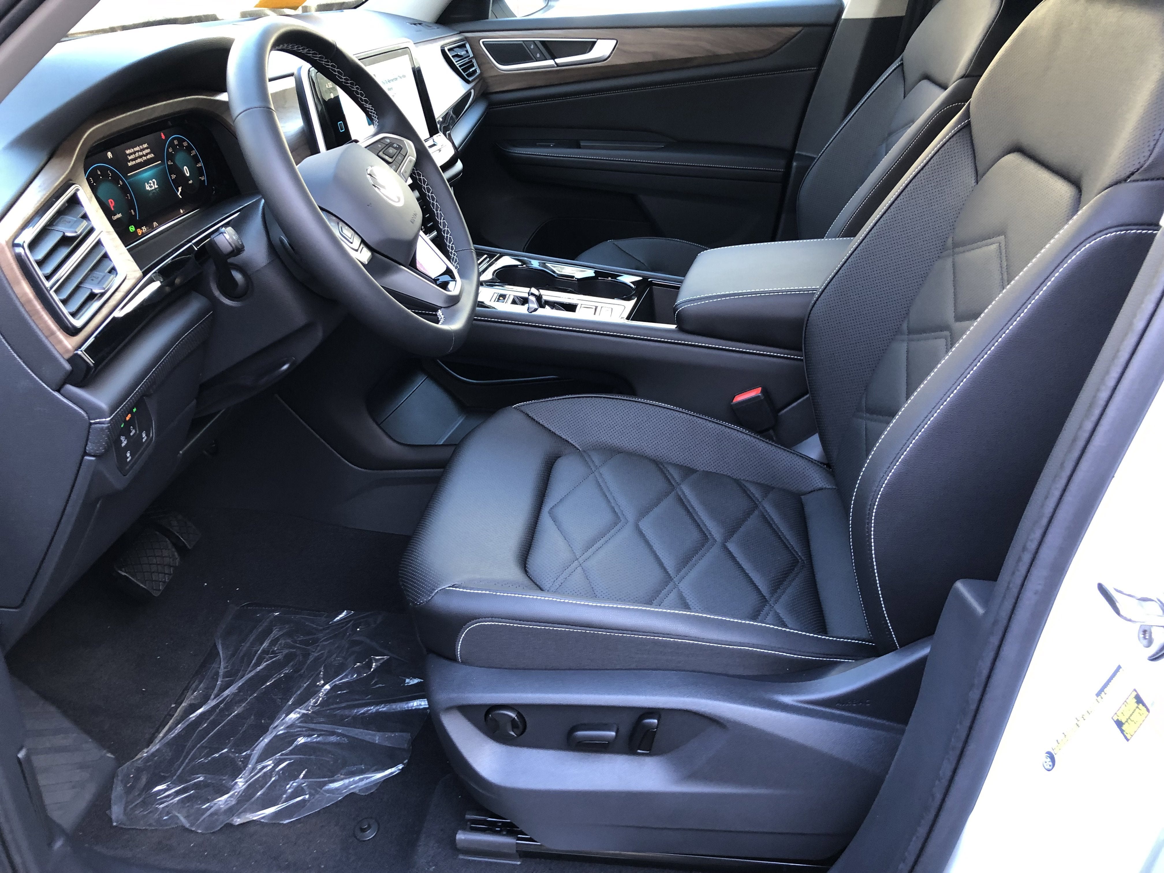 2026 Volkswagen Atlas 2.0T SE w/Technology w/black wheel package