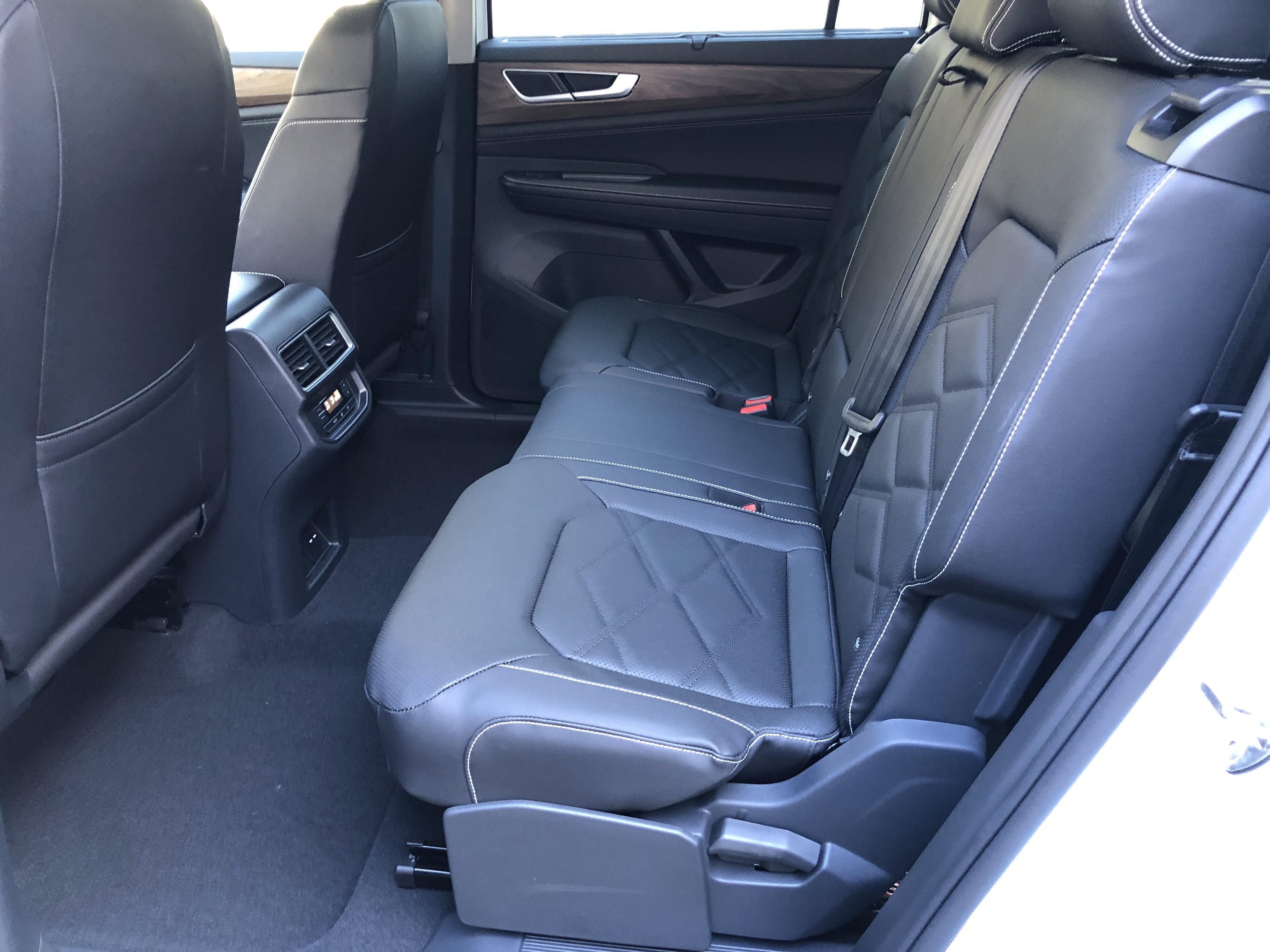 2026 Volkswagen Atlas 2.0T SE w/Technology w/black wheel package