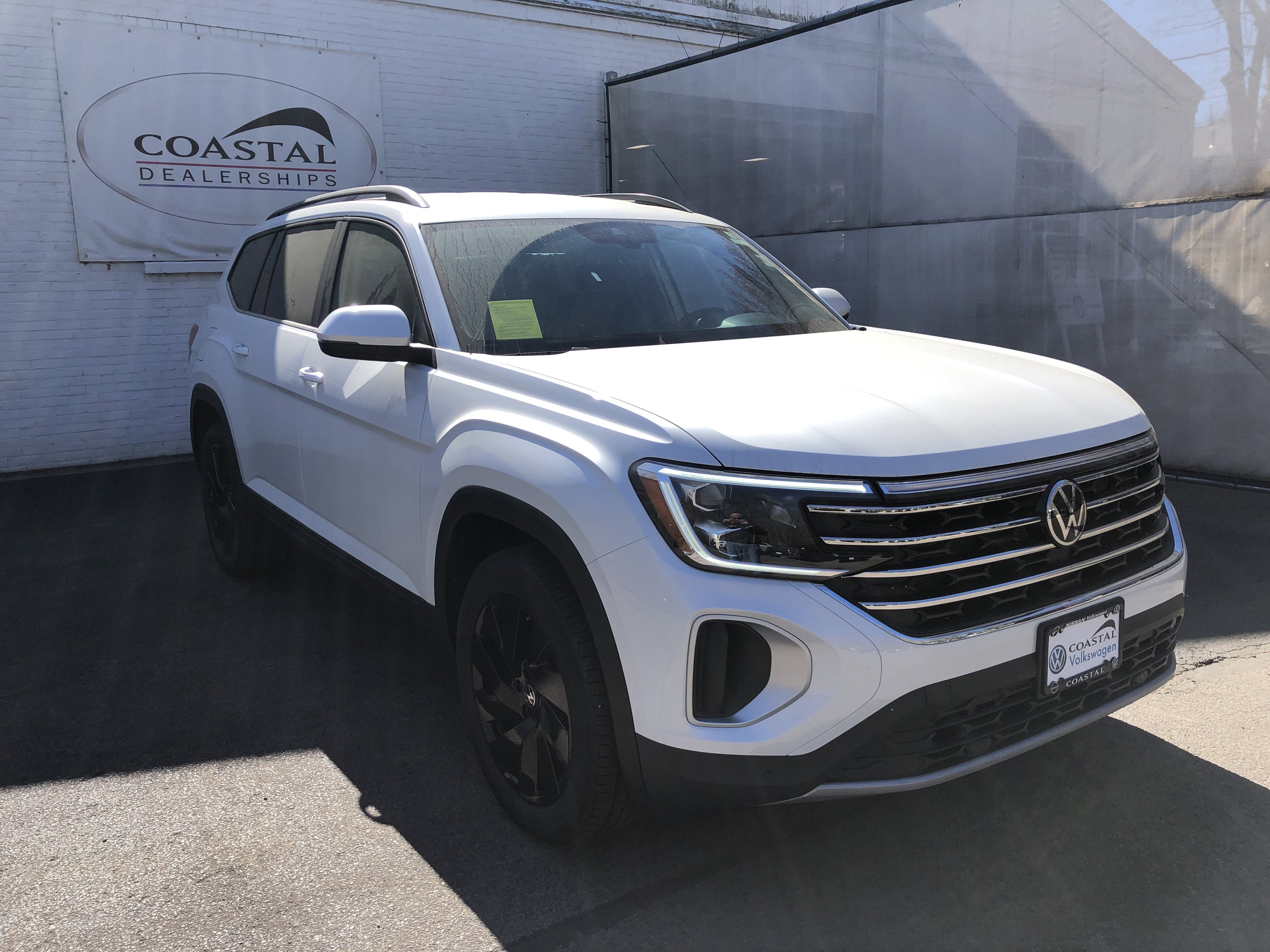 2026 Volkswagen Atlas 2.0T SE w/Technology w/black wheel package
