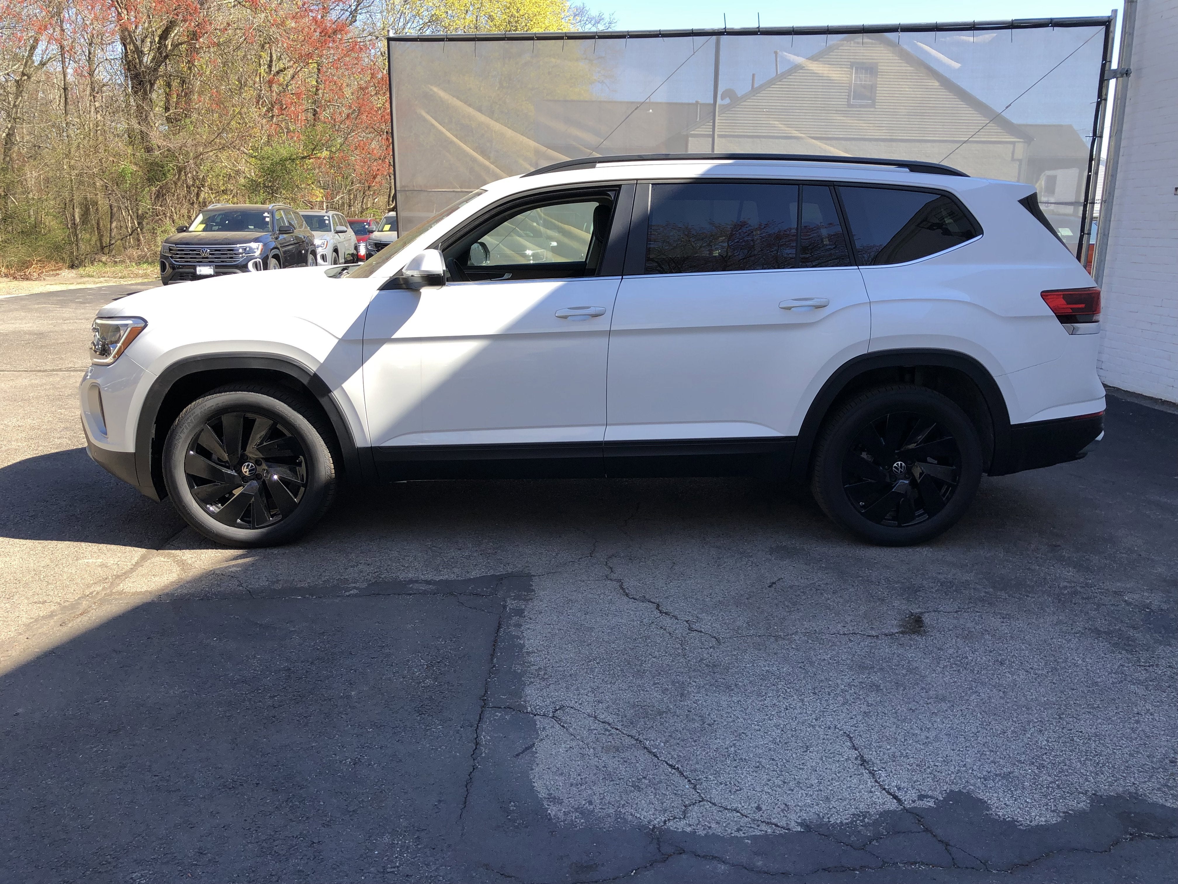2026 Volkswagen Atlas 2.0T SE w/Technology w/black wheel package