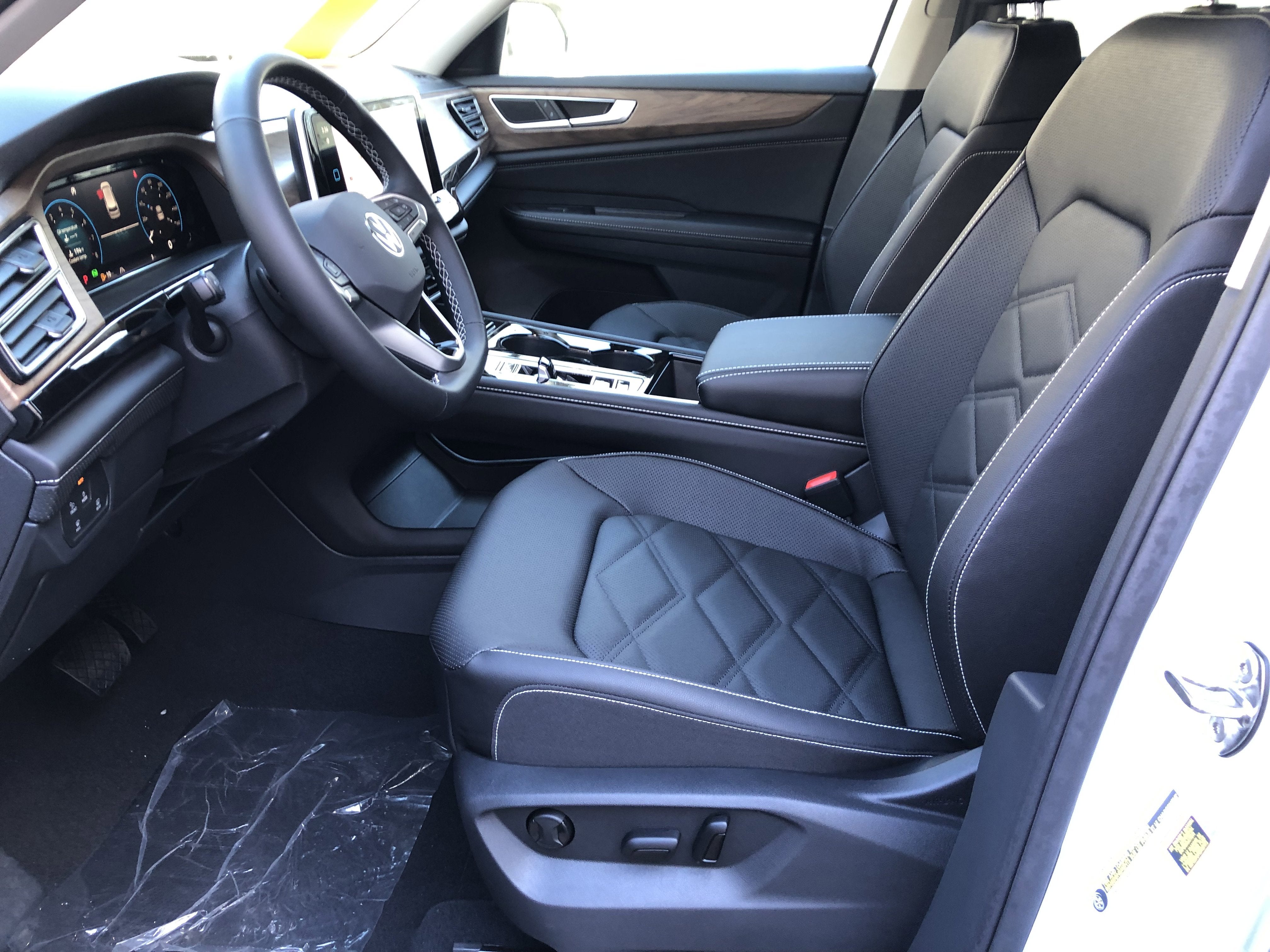2026 Volkswagen Atlas 2.0T SE w/Technology w/black wheel package