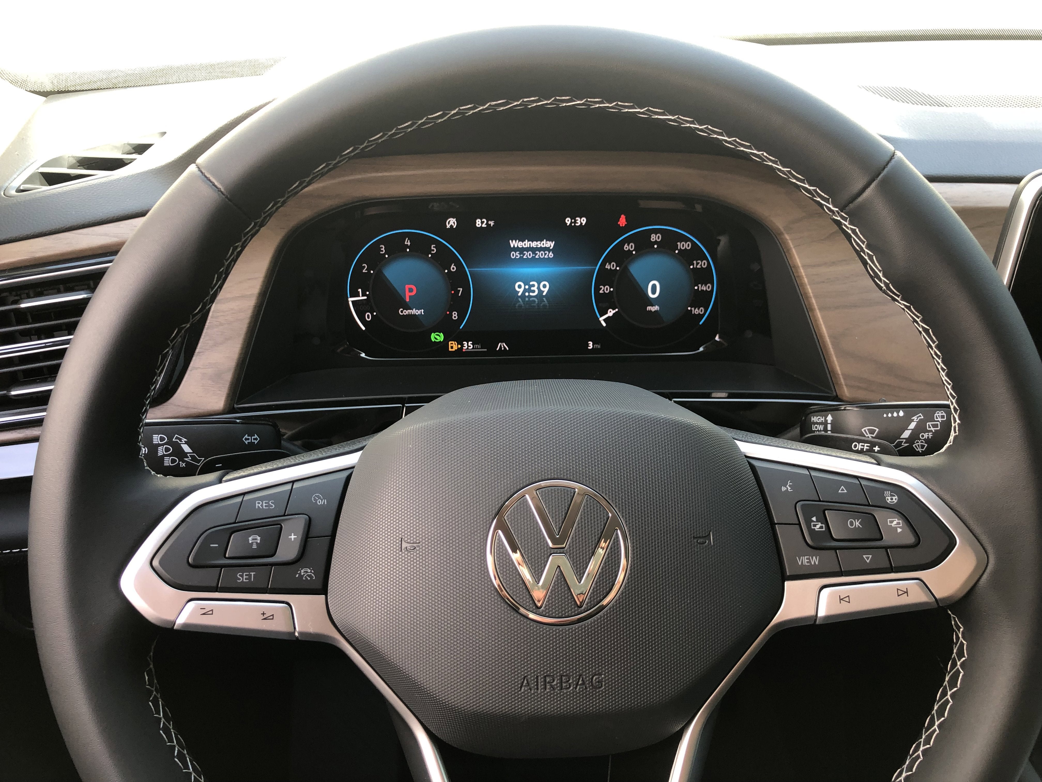 2026 Volkswagen Atlas 2.0T SE w/Technology w/black wheel package