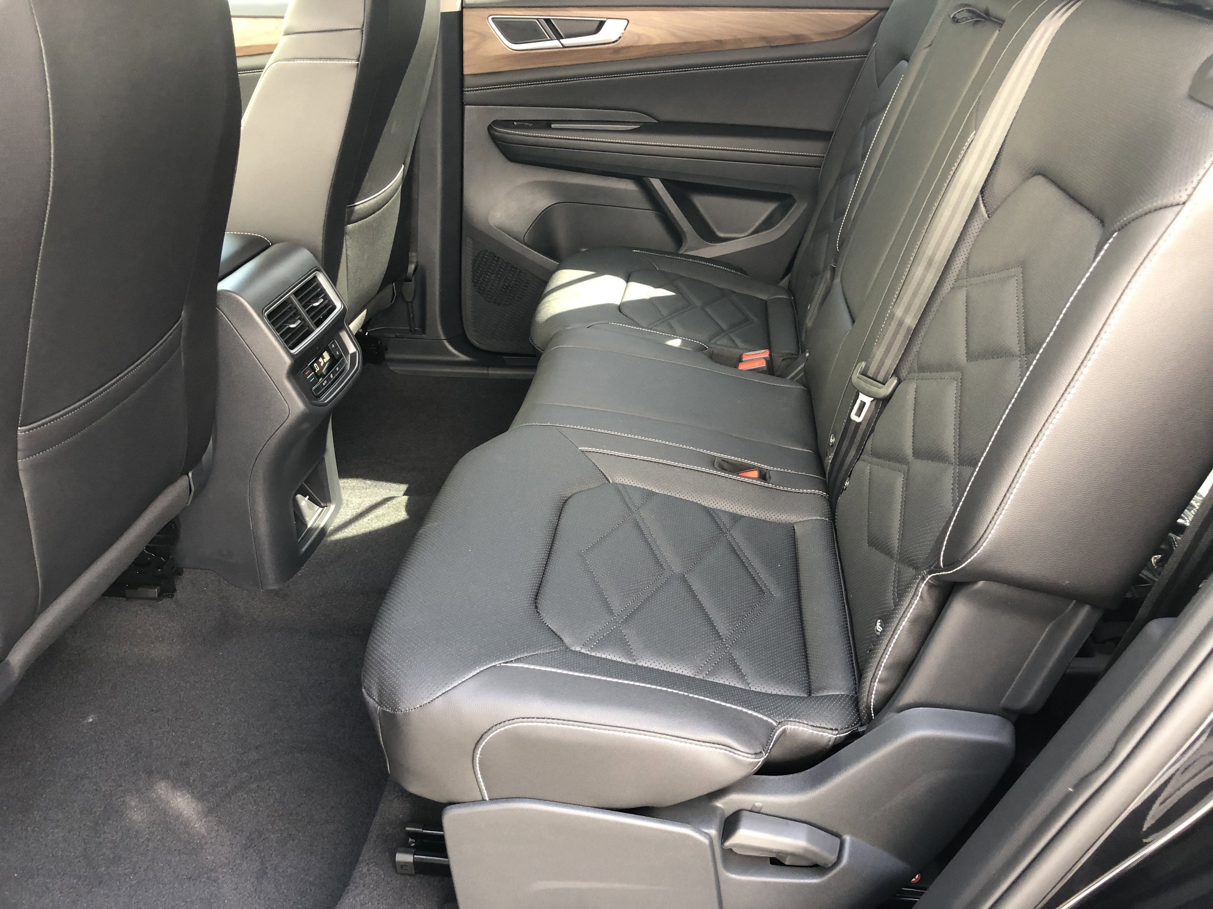 2026 Volkswagen Atlas 2.0T SE w/Technology w/black wheel package