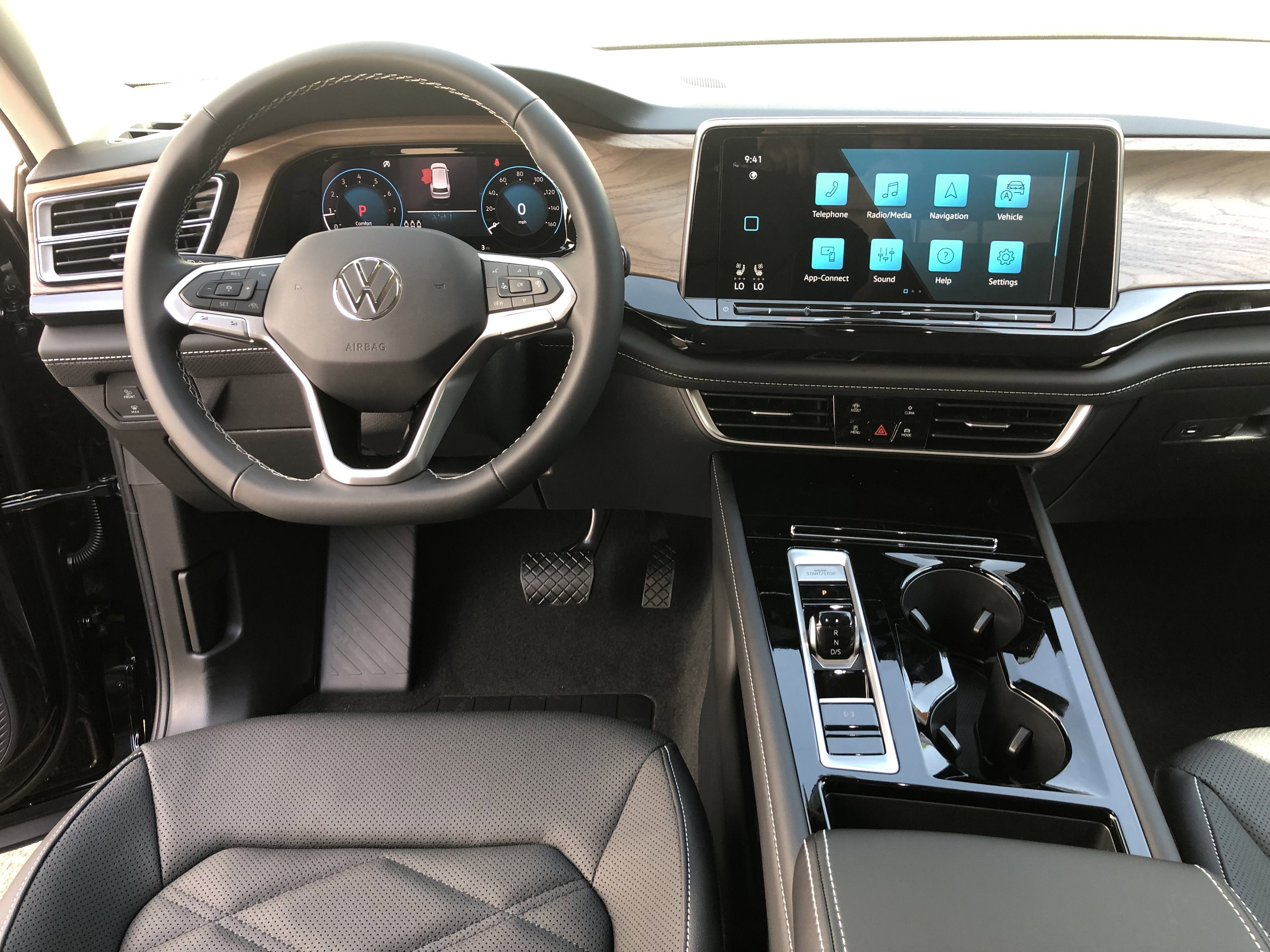2026 Volkswagen Atlas 2.0T SE w/Technology w/black wheel package