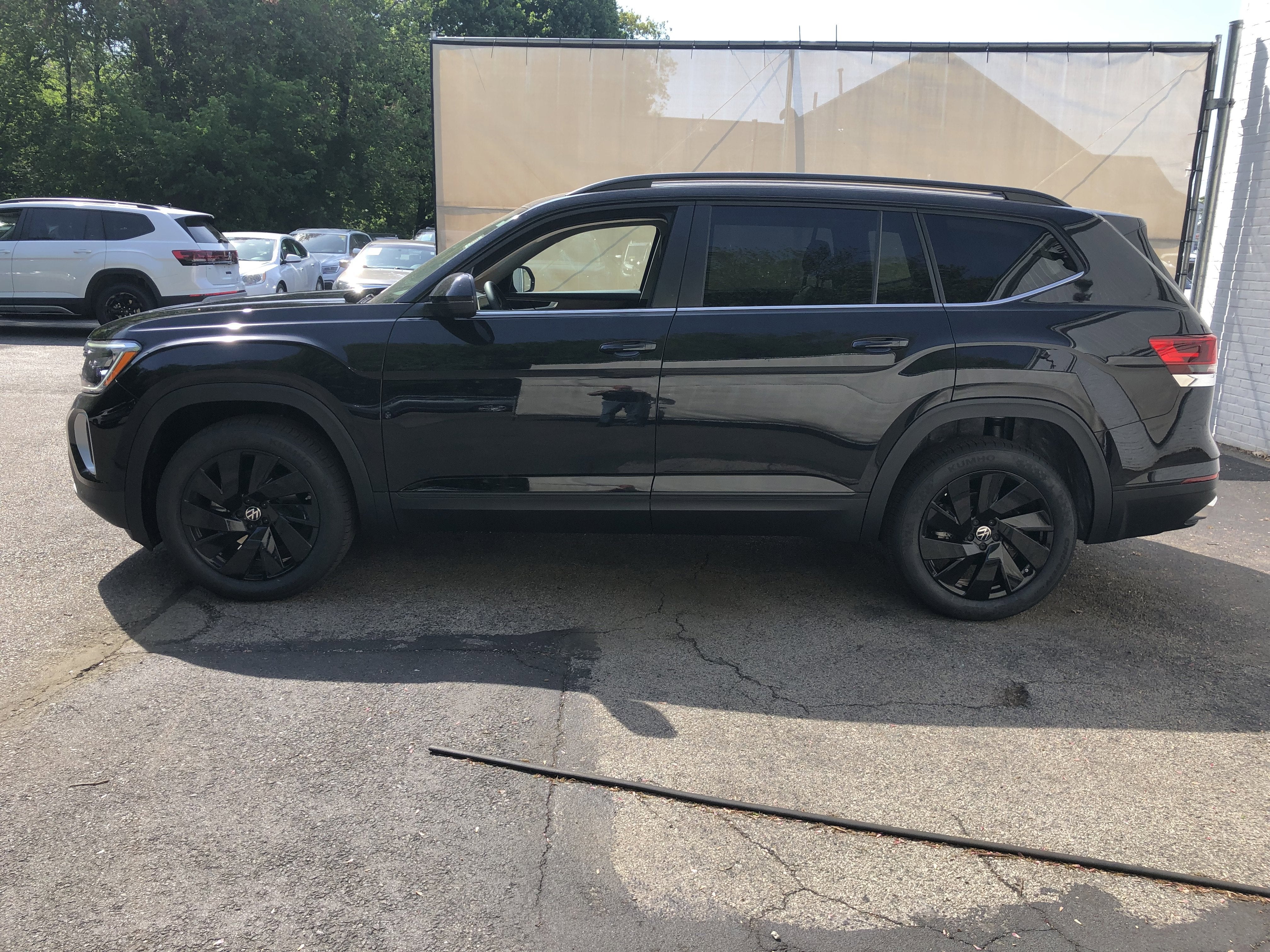 2026 Volkswagen Atlas 2.0T SE w/Technology w/black wheel package