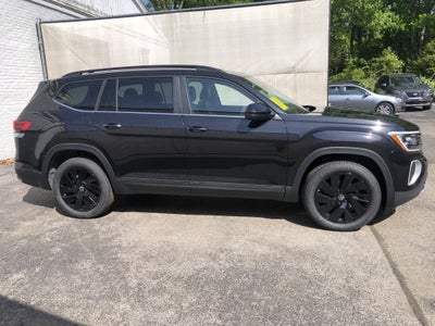 2026 Volkswagen Atlas 2.0T SE w/Technology w/black wheel package