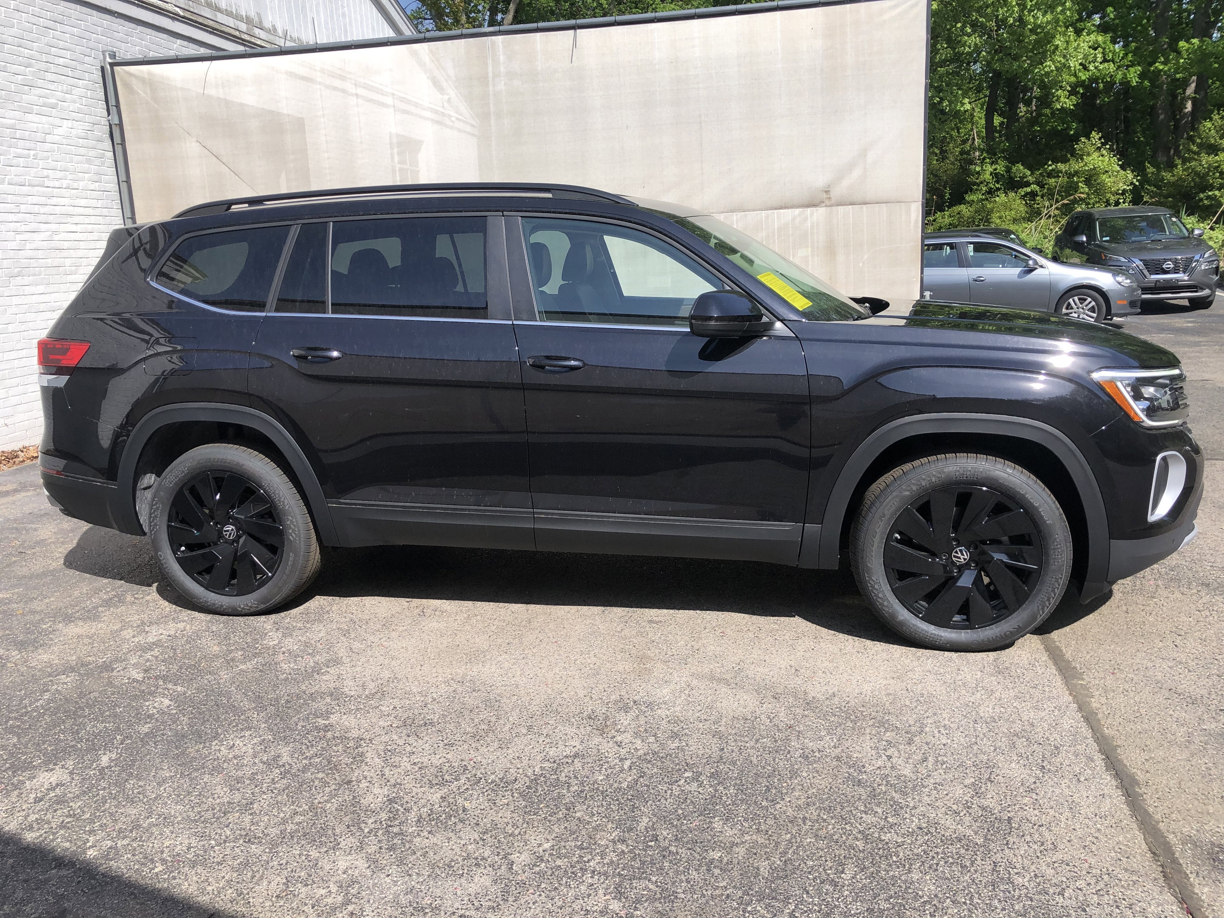 2026 Volkswagen Atlas 2.0T SE w/Technology w/black wheel package