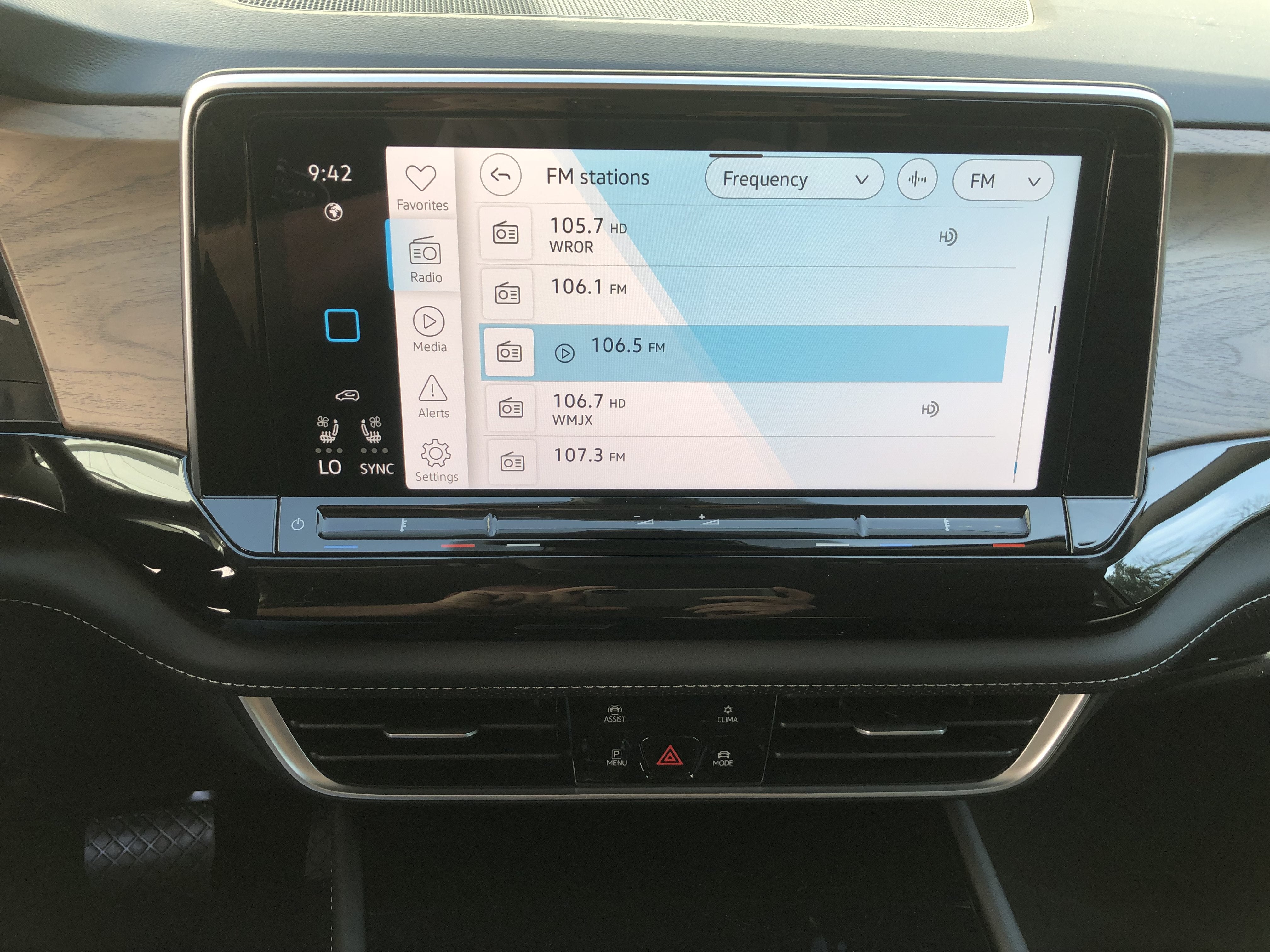 2026 Volkswagen Atlas 2.0T SE w/Technology w/captains chairs