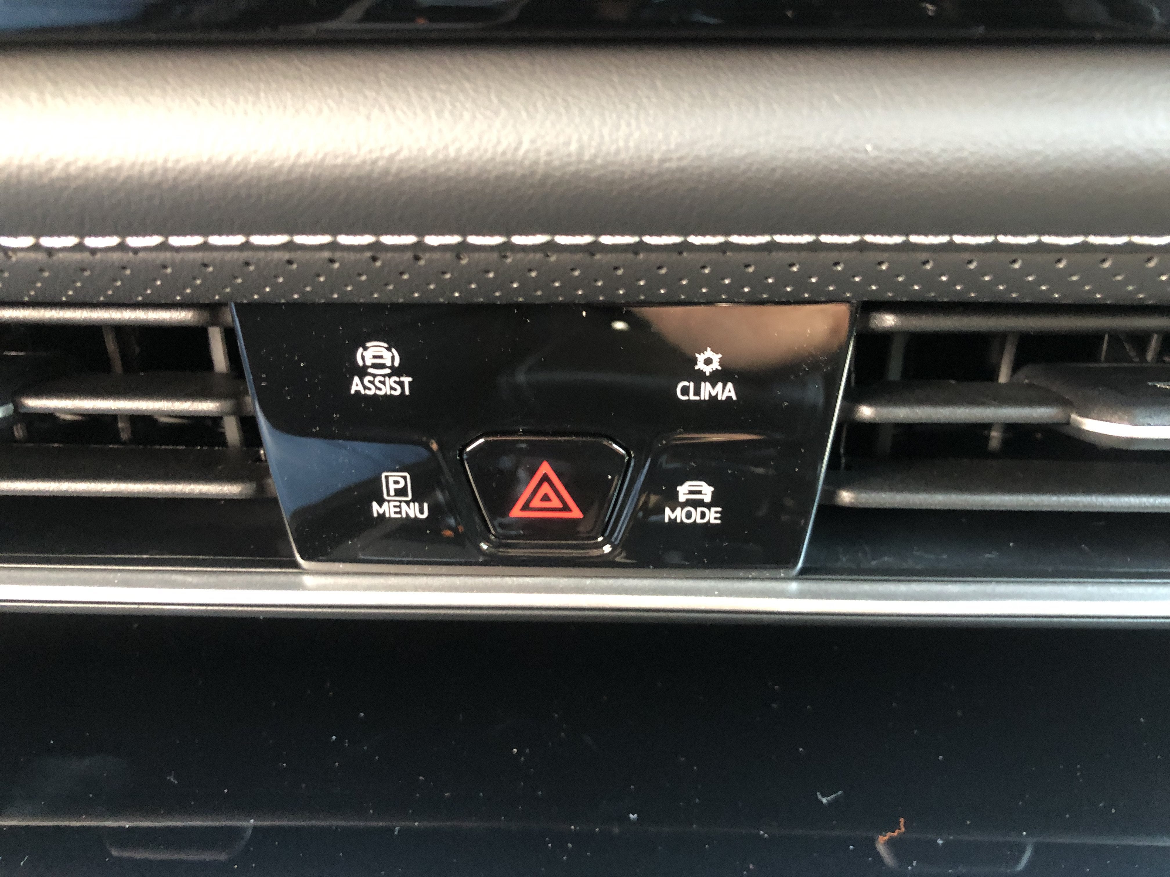 2026 Volkswagen Atlas 2.0T SE w/Technology w/captains chairs