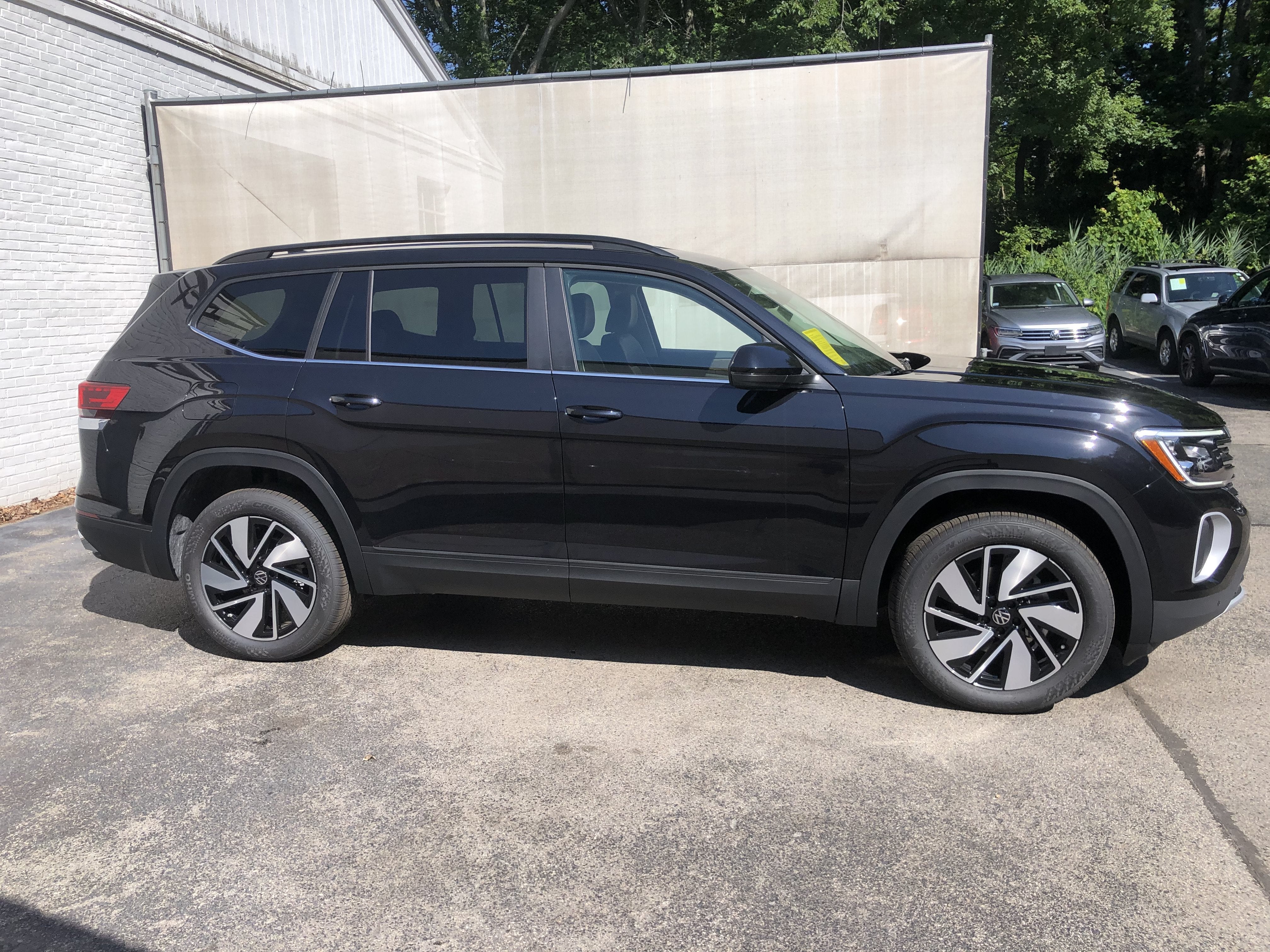 2026 Volkswagen Atlas 2.0T SE w/Technology w/captains chairs