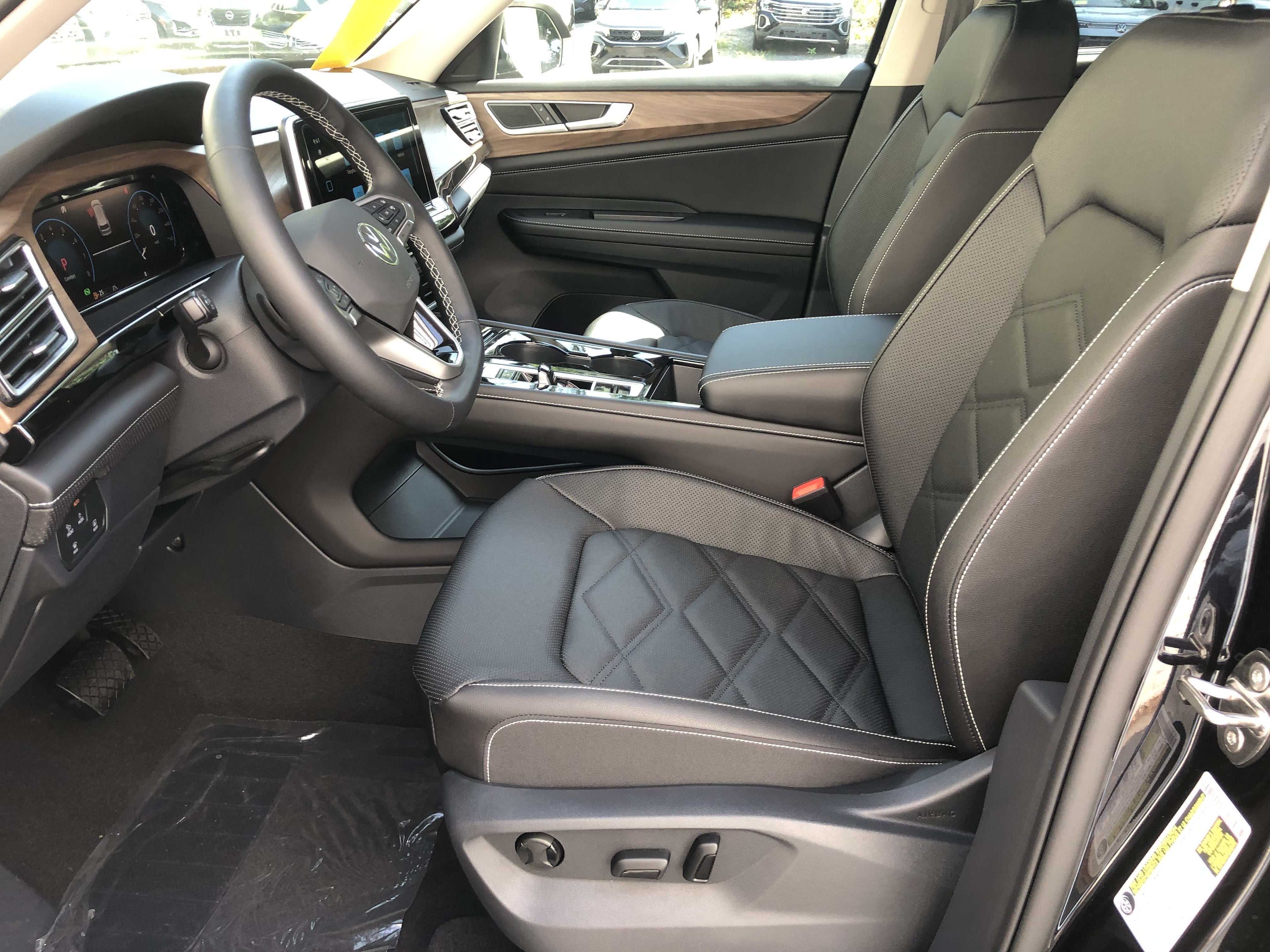 2026 Volkswagen Atlas 2.0T SE w/Technology w/captains chairs