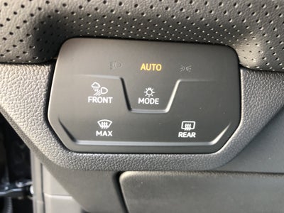 2026 Volkswagen Atlas 2.0T SE w/Technology w/captains chairs