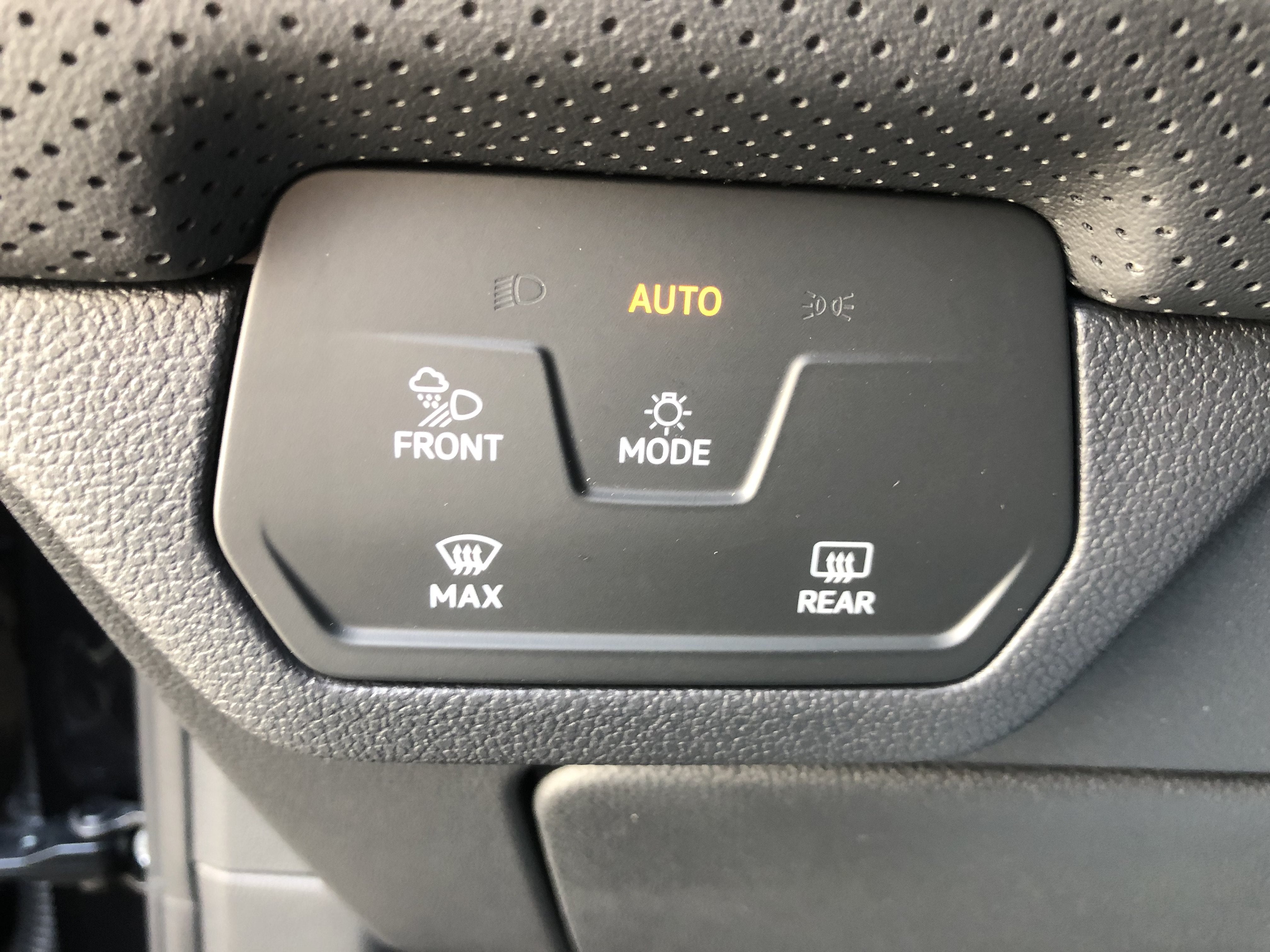 2026 Volkswagen Atlas 2.0T SE w/Technology w/captains chairs