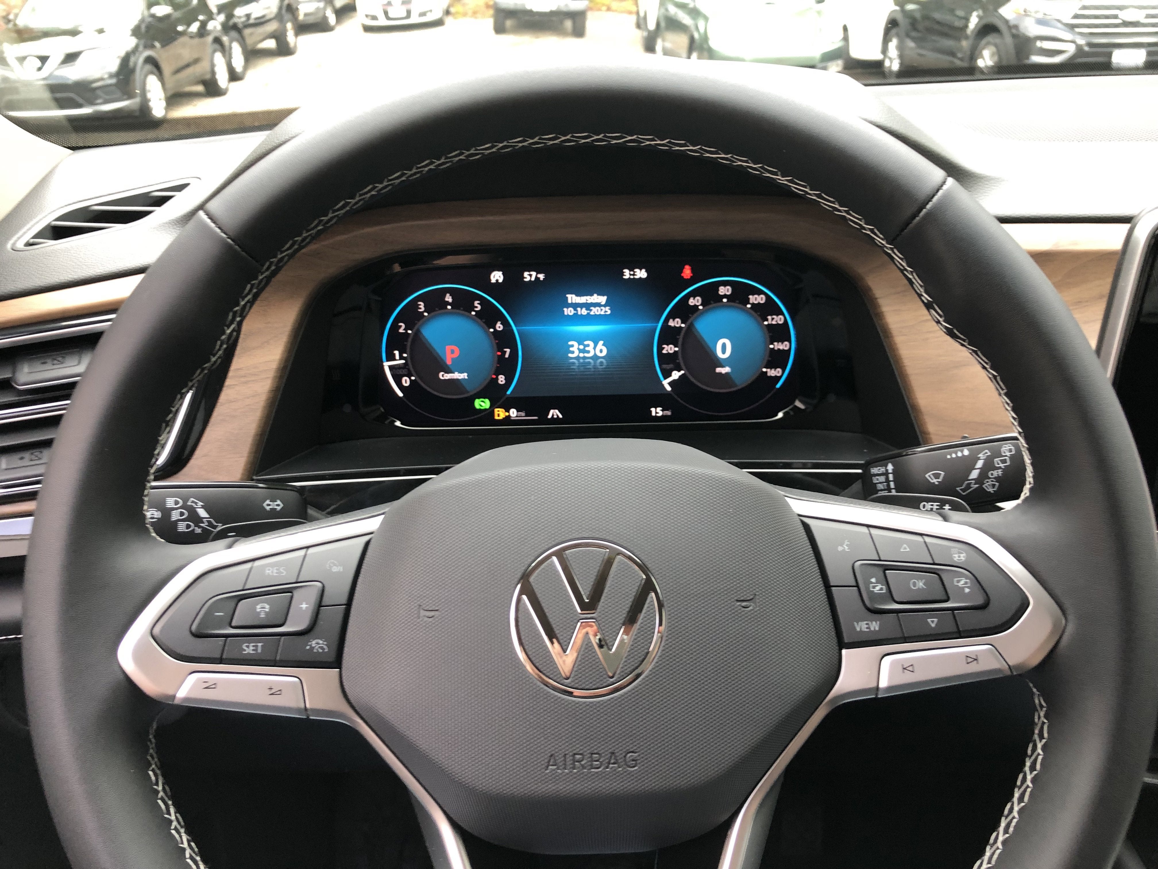 2026 Volkswagen Atlas 2.0T SE w/Technology w/captains chairs