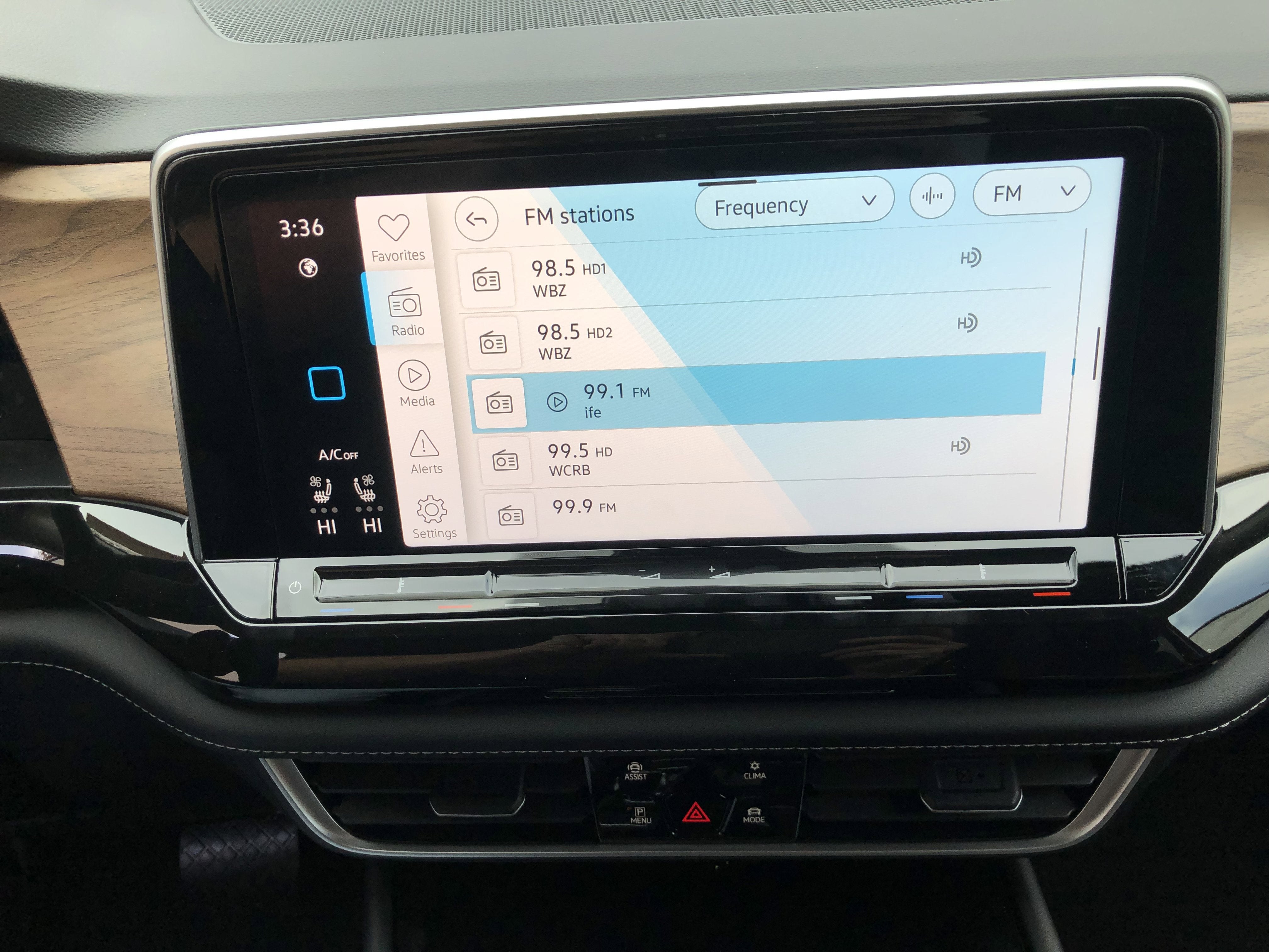 2026 Volkswagen Atlas 2.0T SE w/Technology w/captains chairs