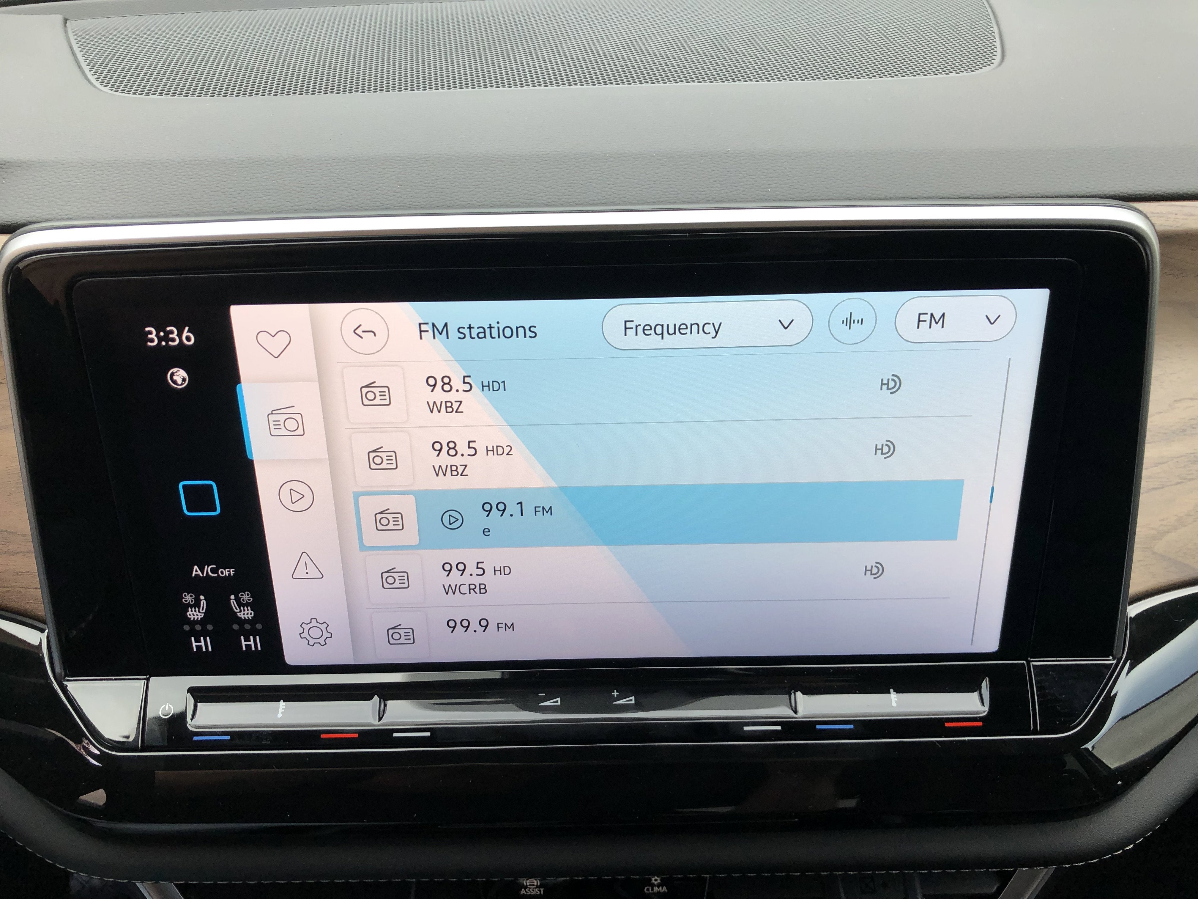 2026 Volkswagen Atlas 2.0T SE w/Technology w/captains chairs