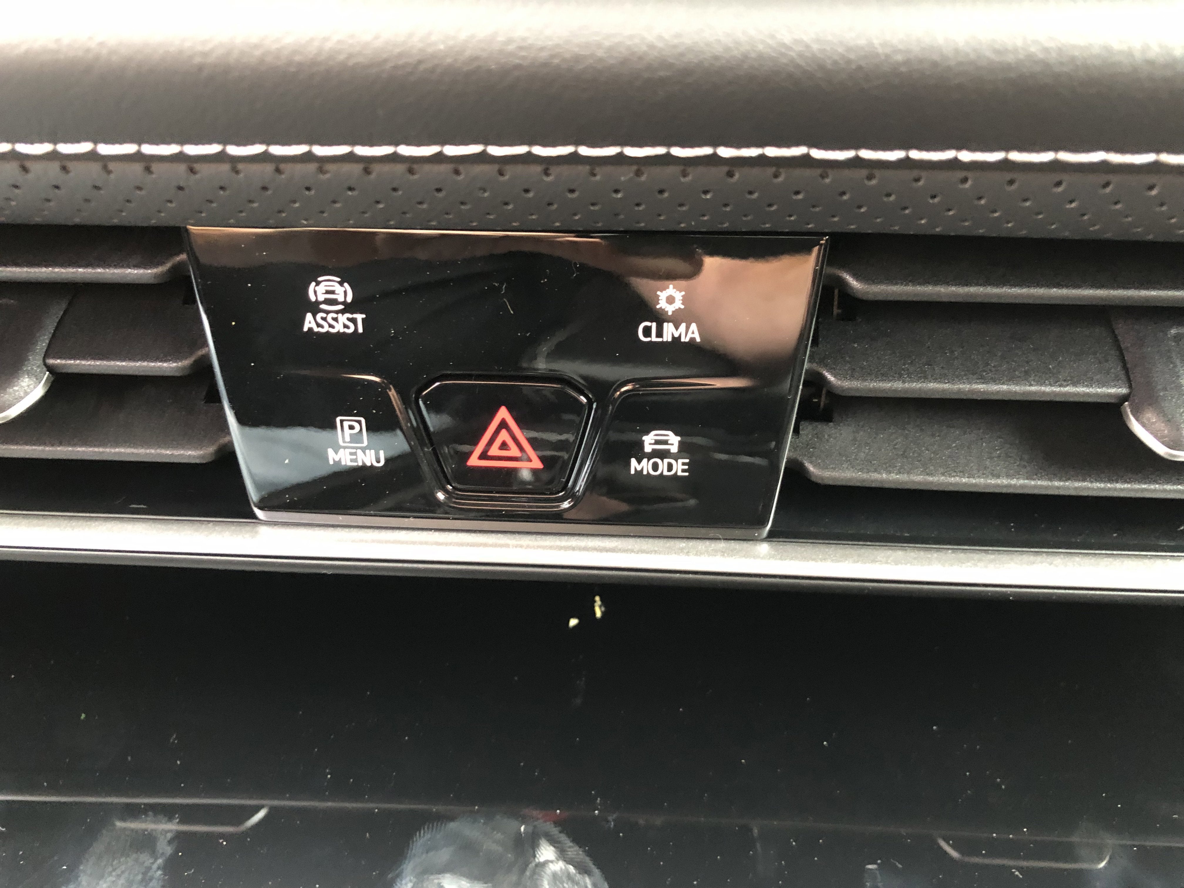 2026 Volkswagen Atlas 2.0T SE w/Technology w/captains chairs