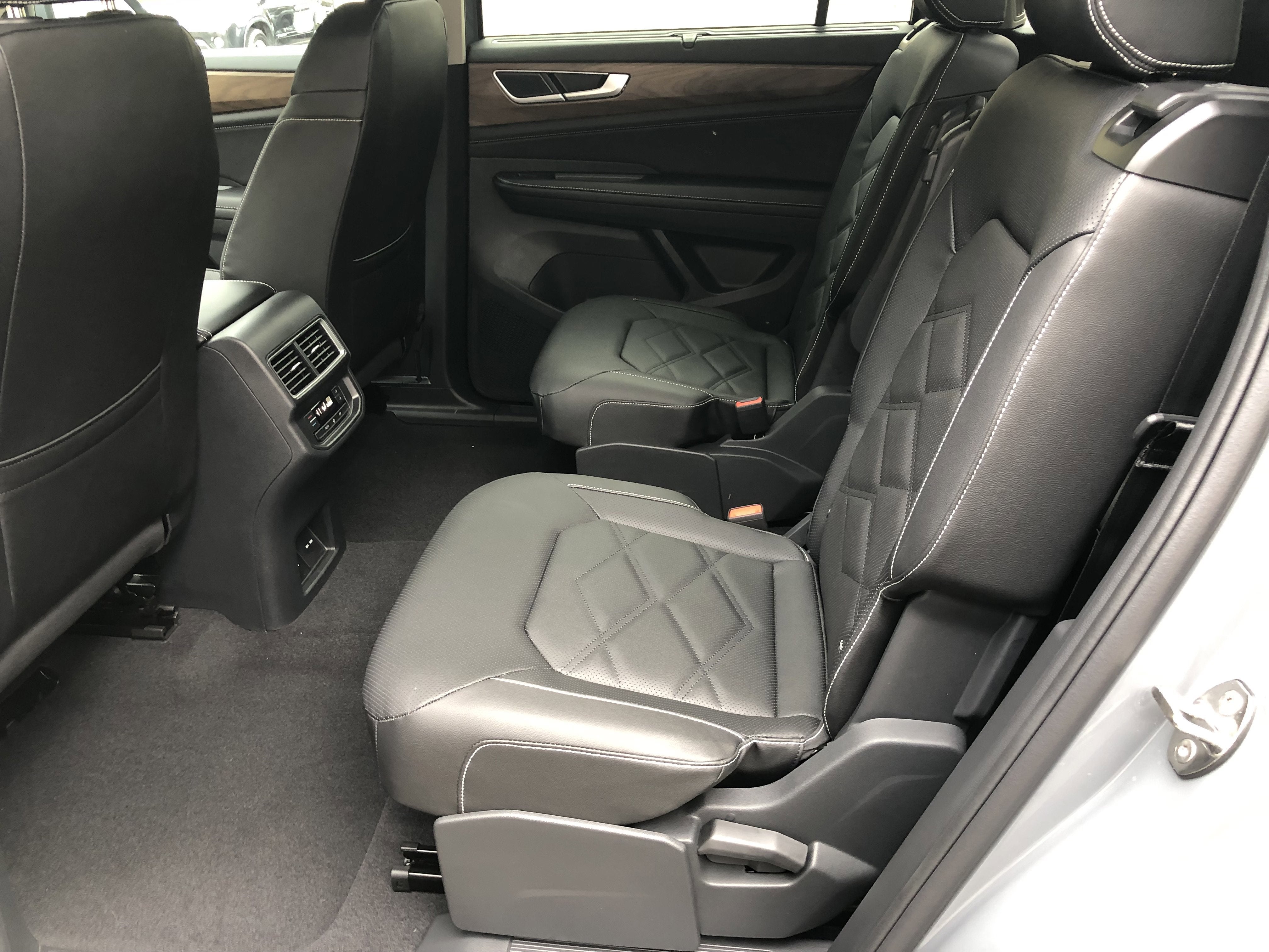 2026 Volkswagen Atlas 2.0T SE w/Technology w/captains chairs