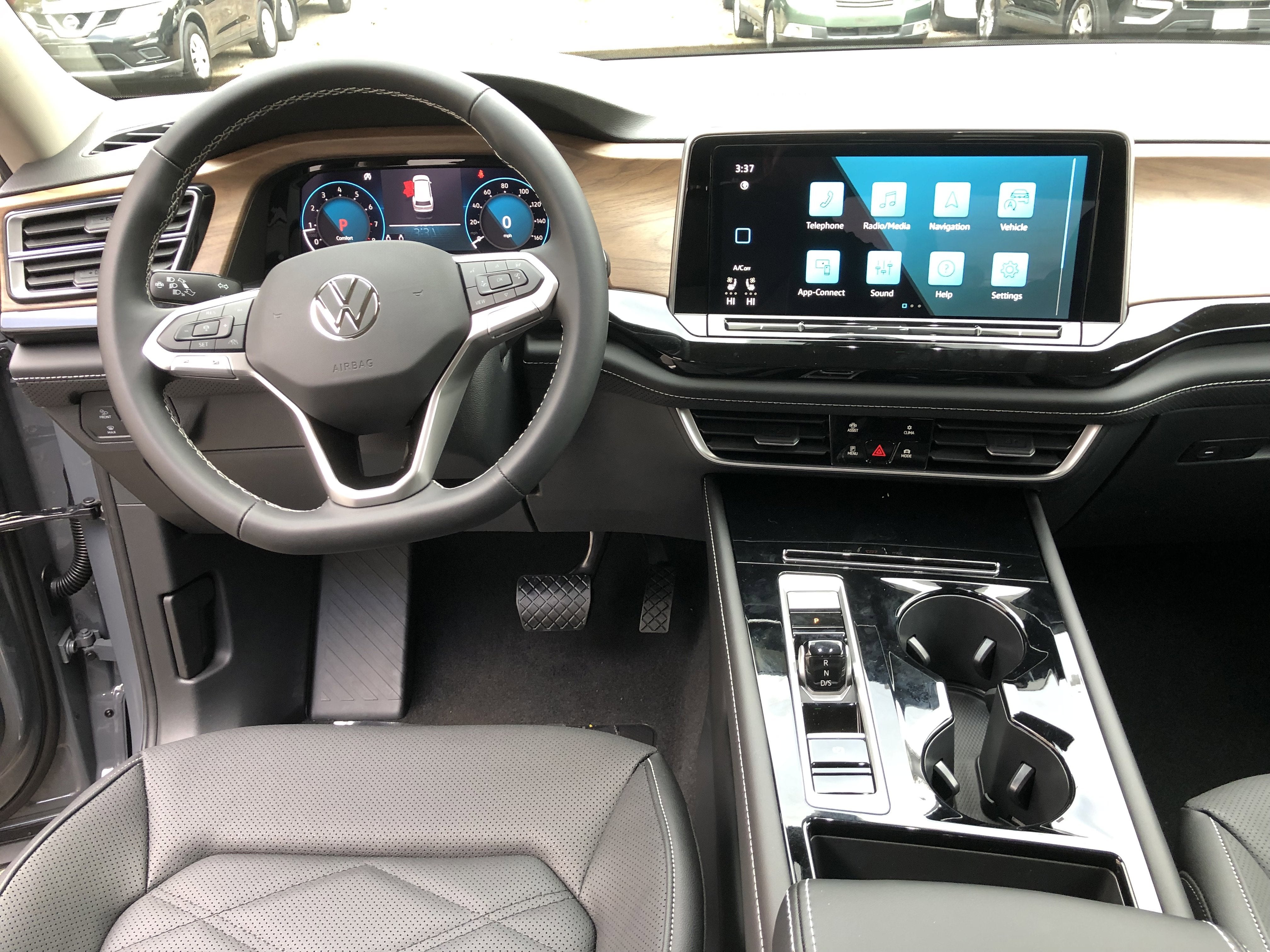 2026 Volkswagen Atlas 2.0T SE w/Technology w/captains chairs