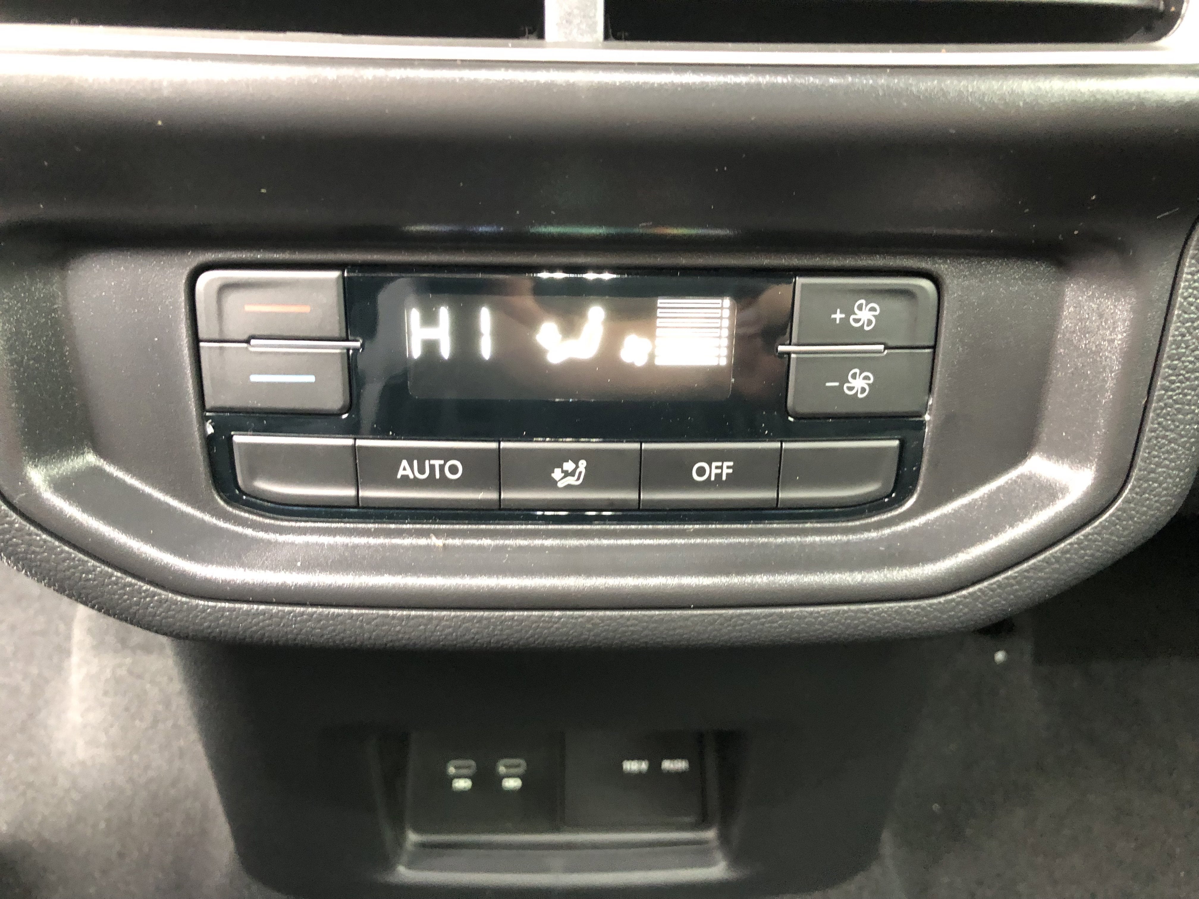 2026 Volkswagen Atlas 2.0T SE w/Technology w/captains chairs