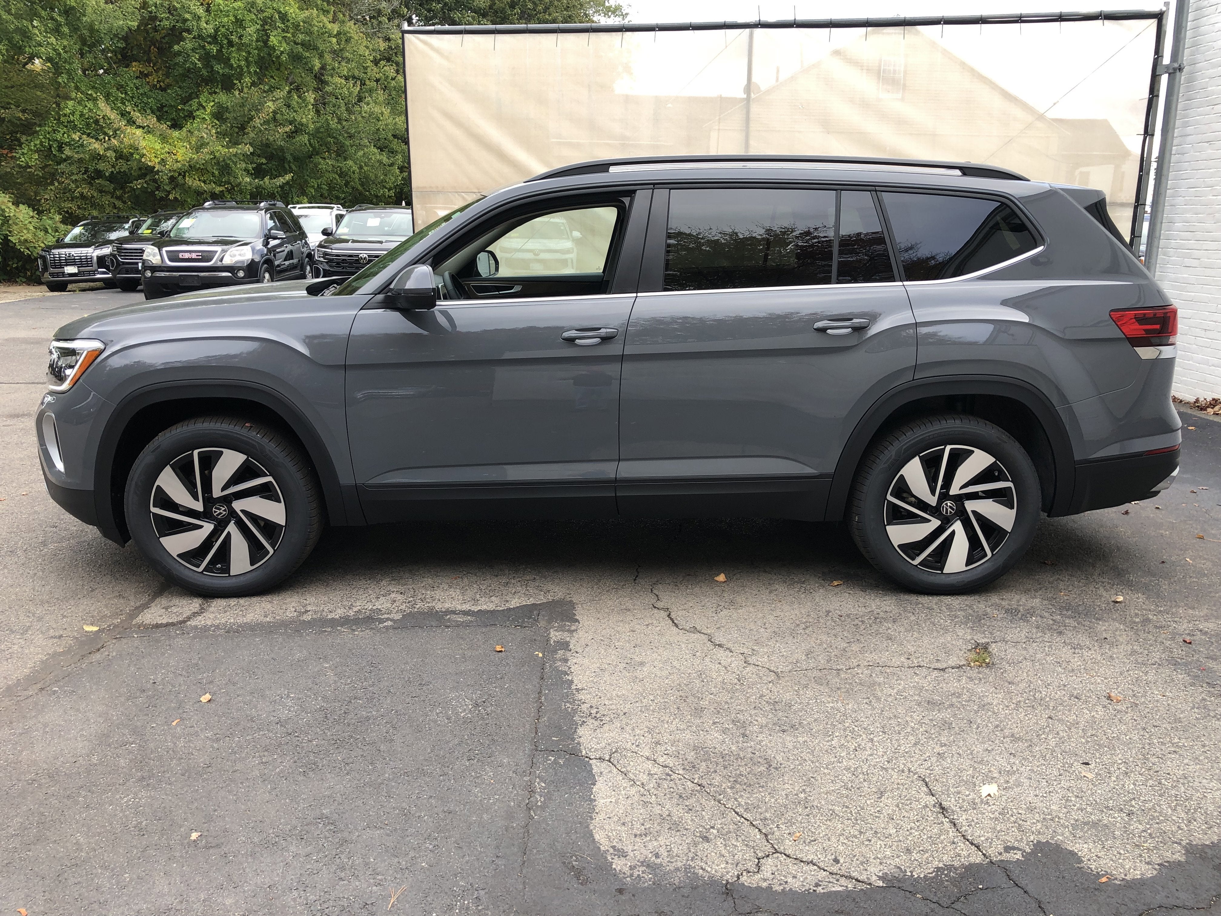 2026 Volkswagen Atlas 2.0T SE w/Technology w/captains chairs