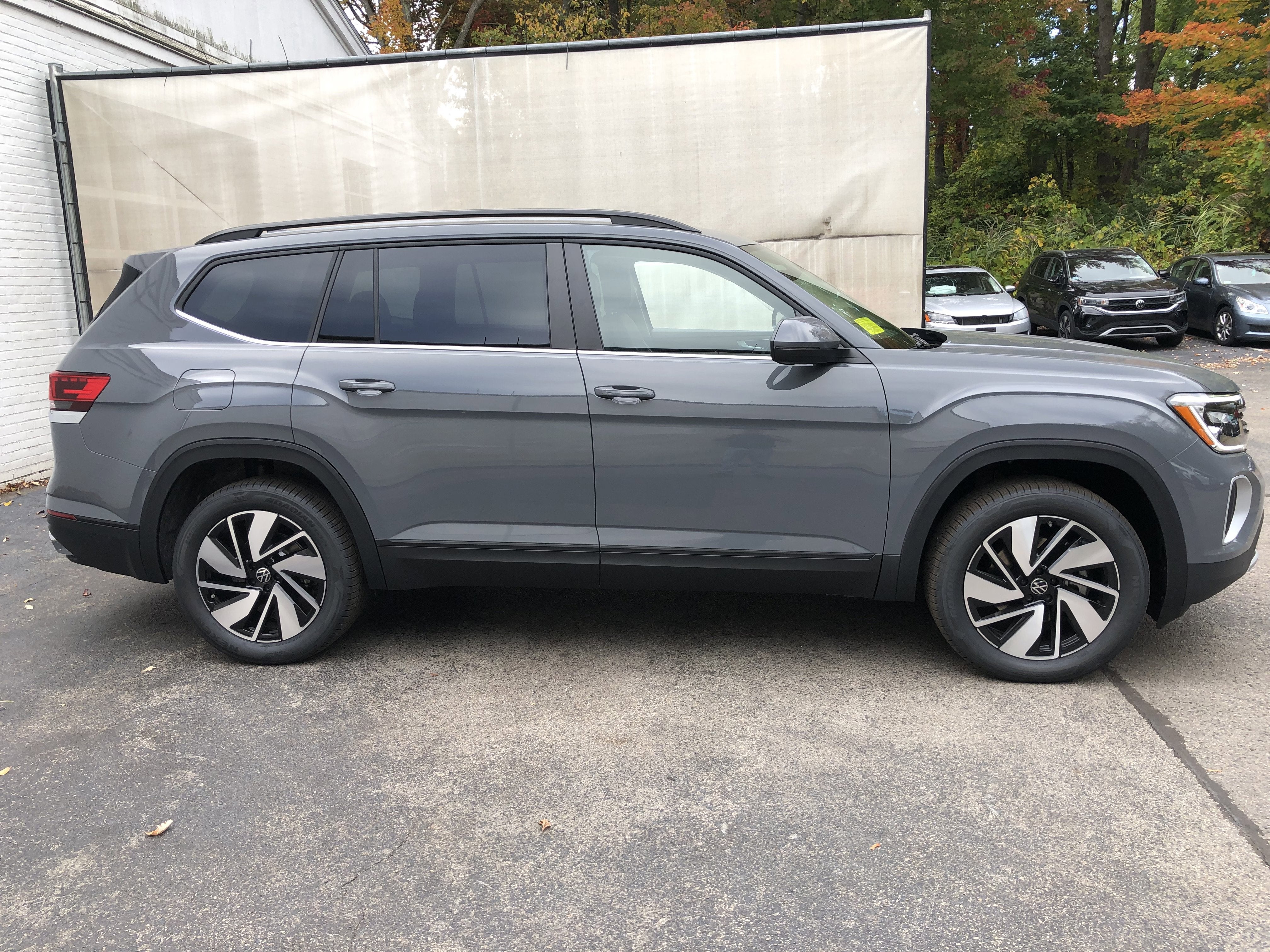 2026 Volkswagen Atlas 2.0T SE w/Technology w/captains chairs
