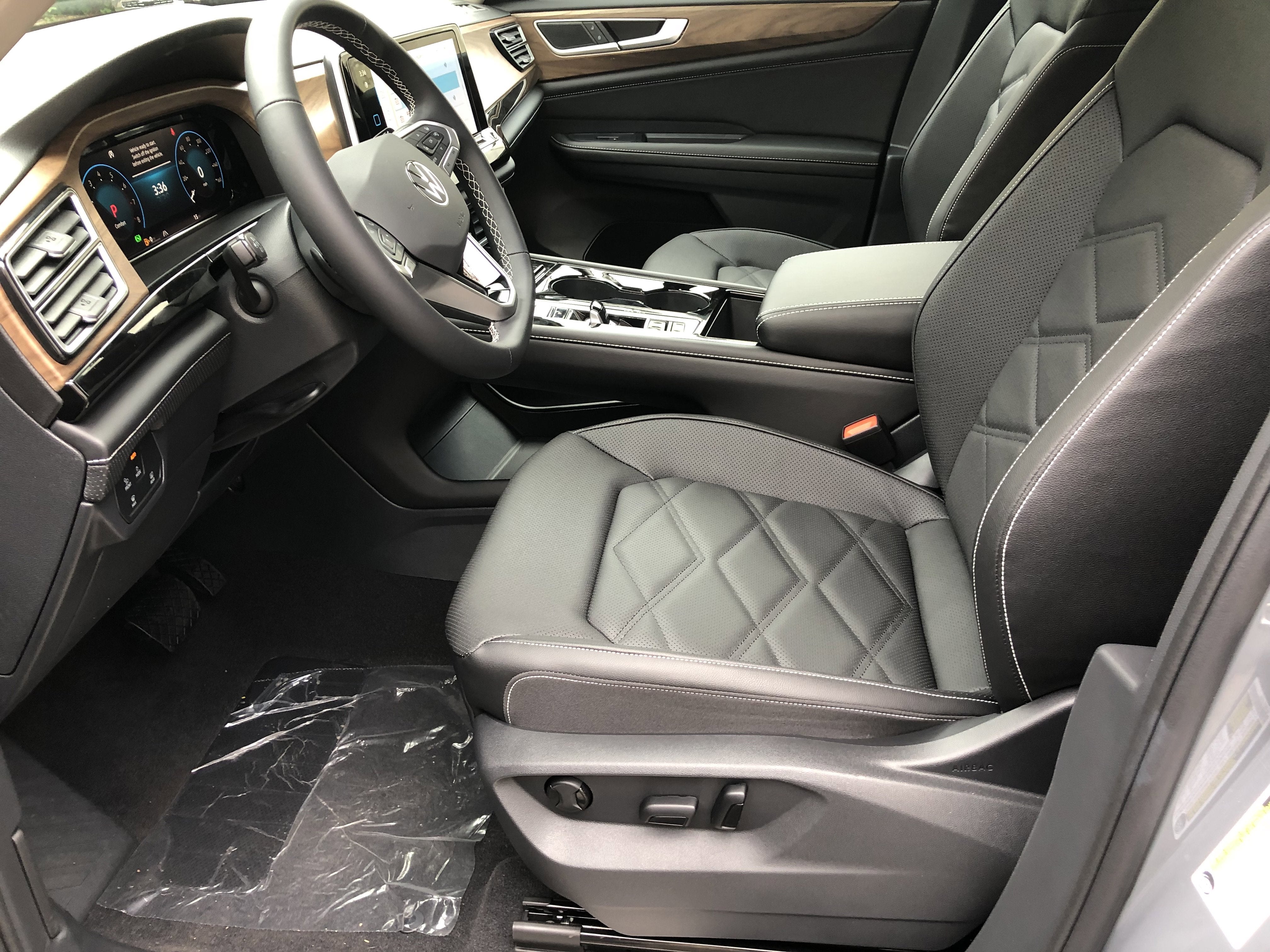 2026 Volkswagen Atlas 2.0T SE w/Technology w/captains chairs