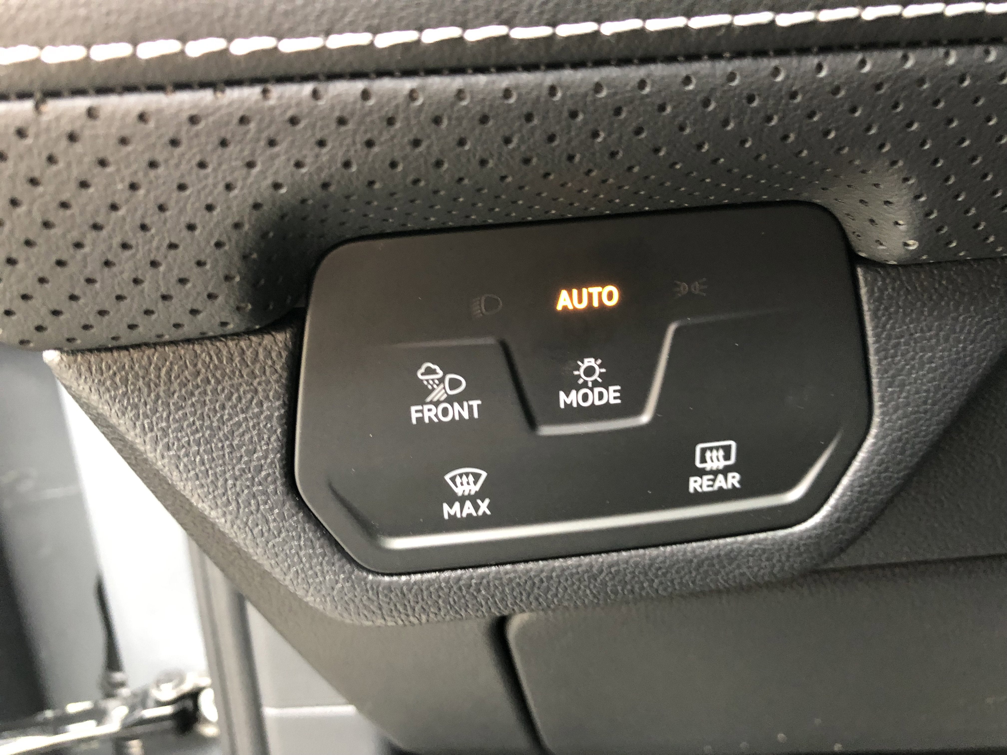 2026 Volkswagen Atlas 2.0T SE w/Technology w/captains chairs