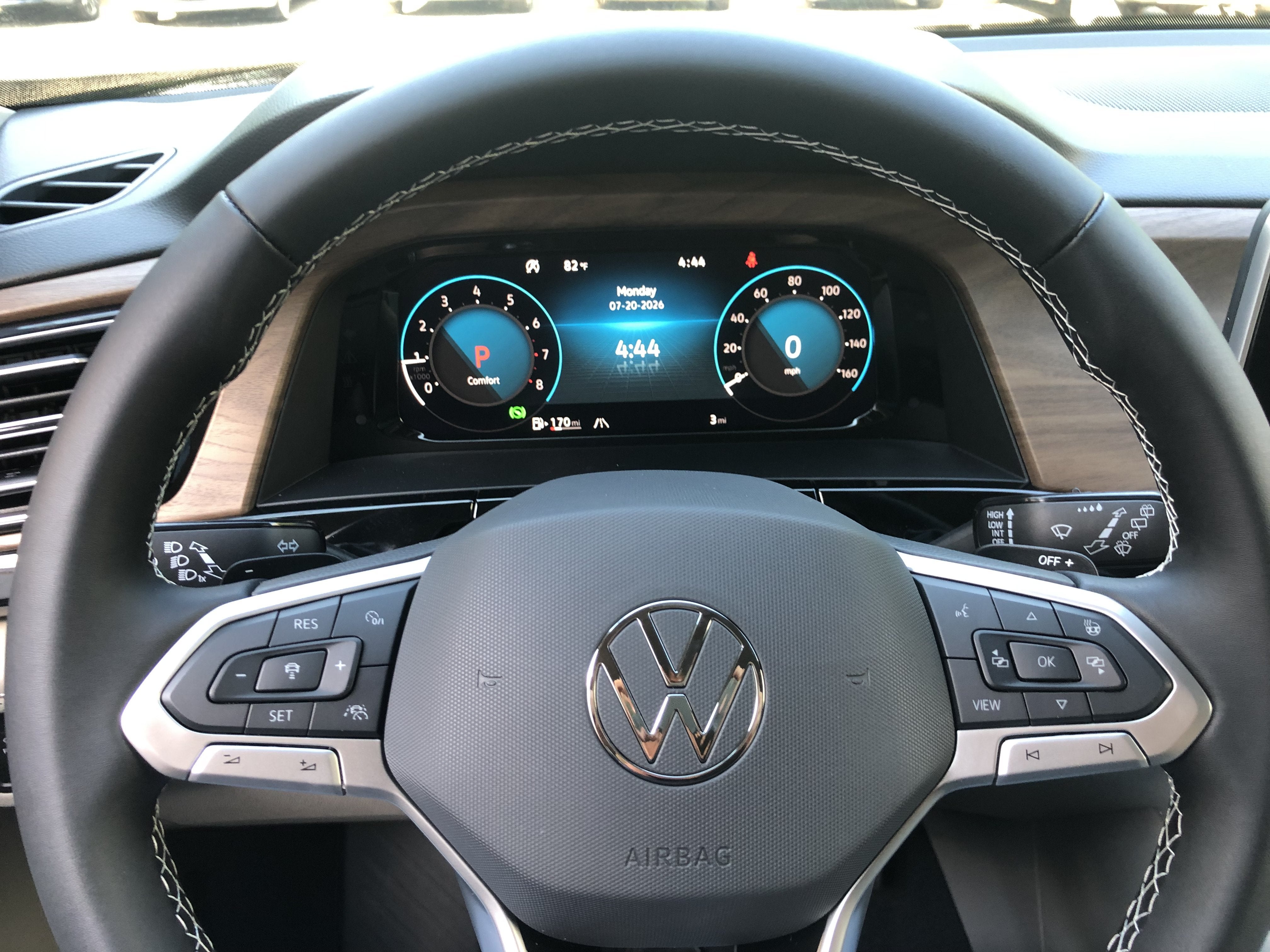2026 Volkswagen Atlas 2.0T SE w/Technology w/black wheel package
