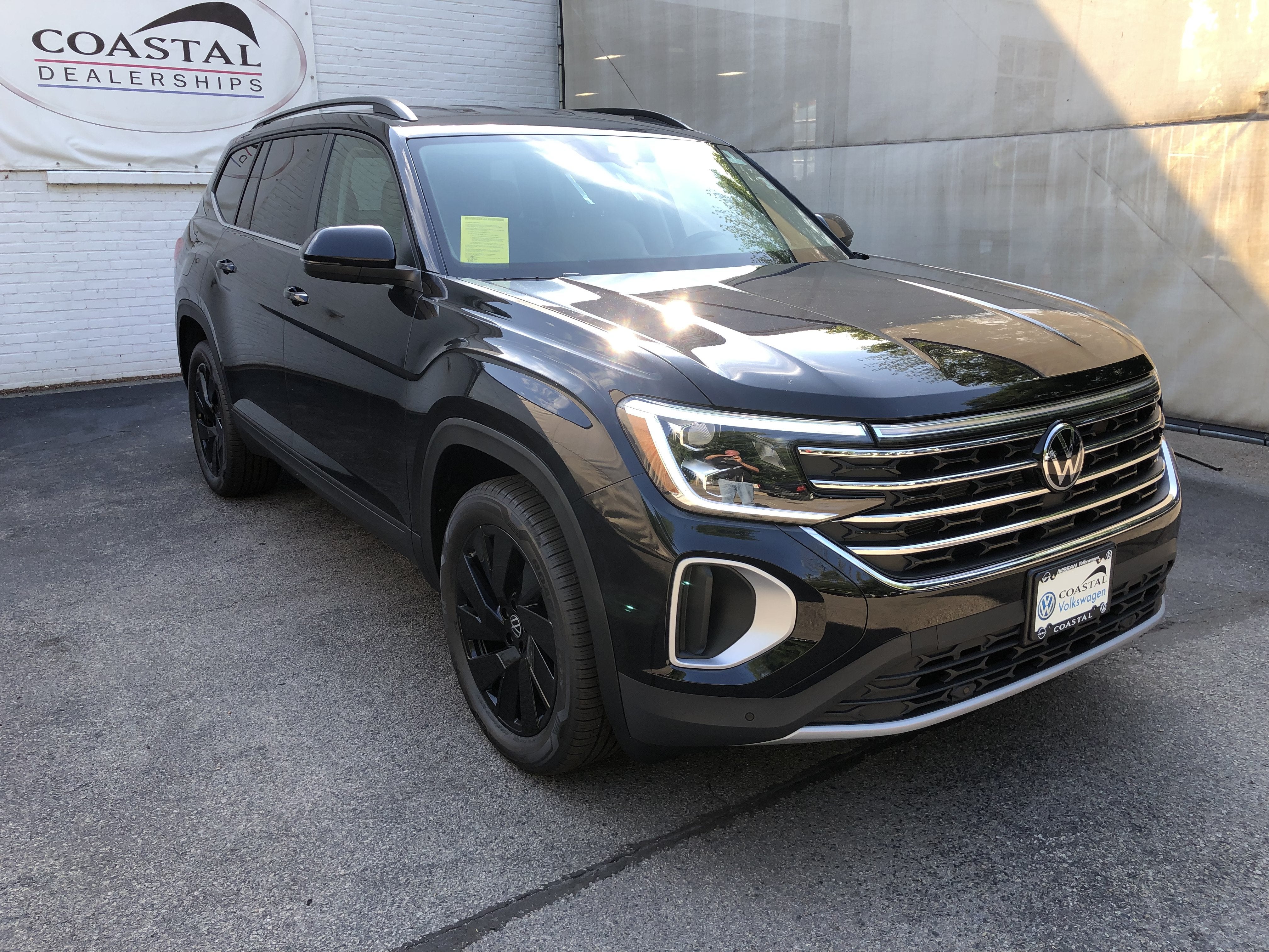 2026 Volkswagen Atlas 2.0T SE w/Technology w/black wheel package