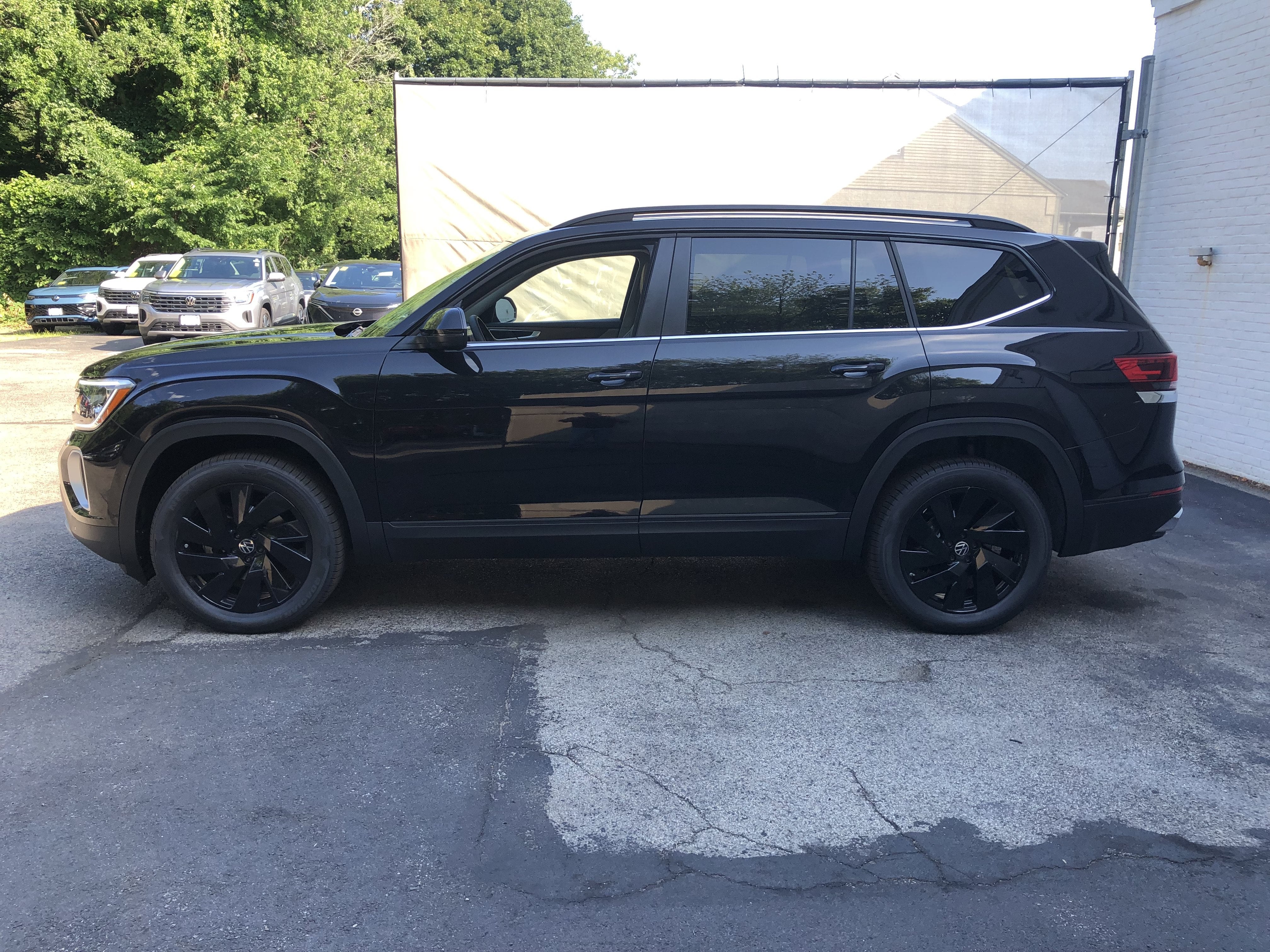 2026 Volkswagen Atlas 2.0T SE w/Technology w/black wheel package