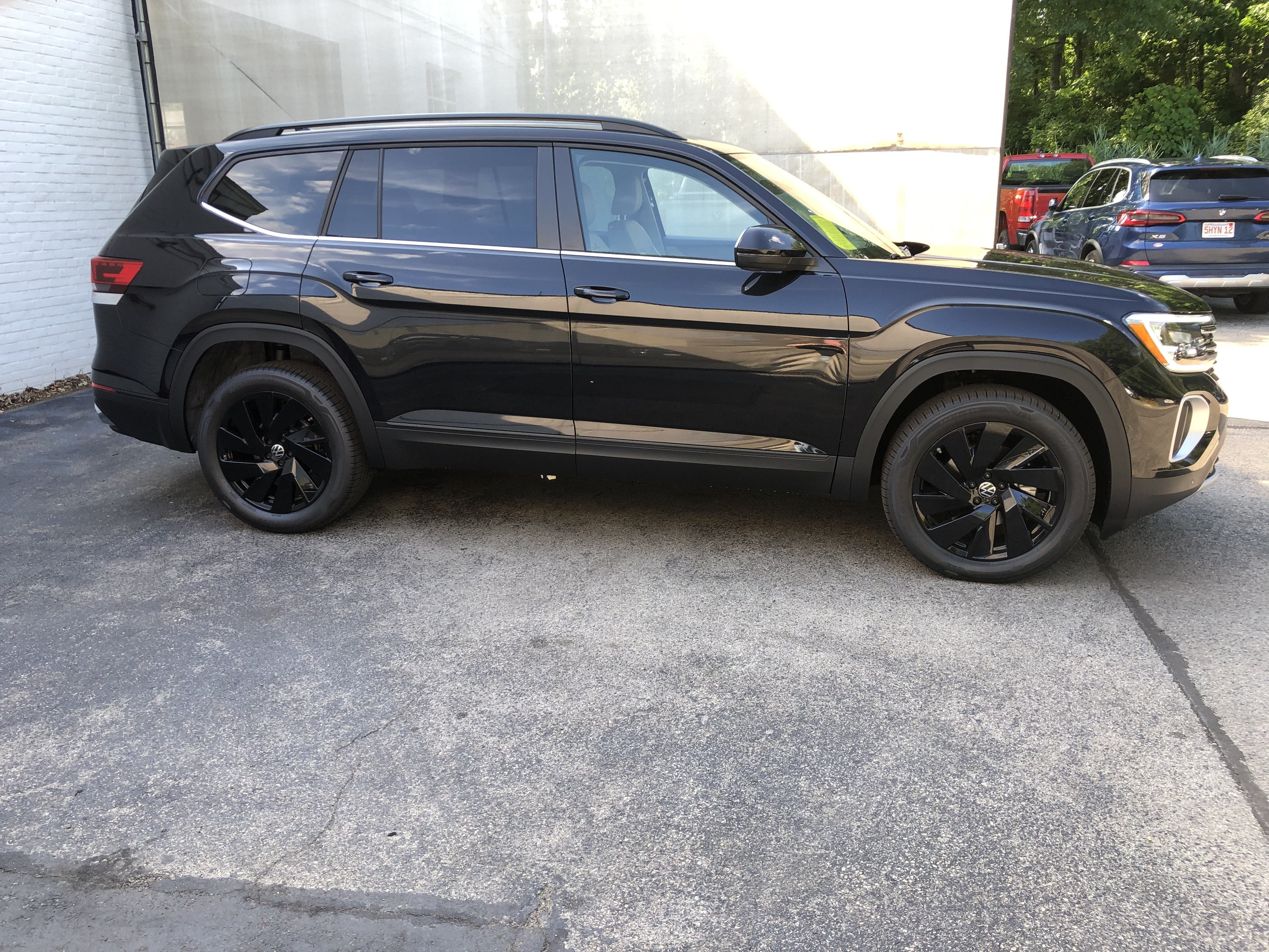 2026 Volkswagen Atlas 2.0T SE w/Technology w/black wheel package